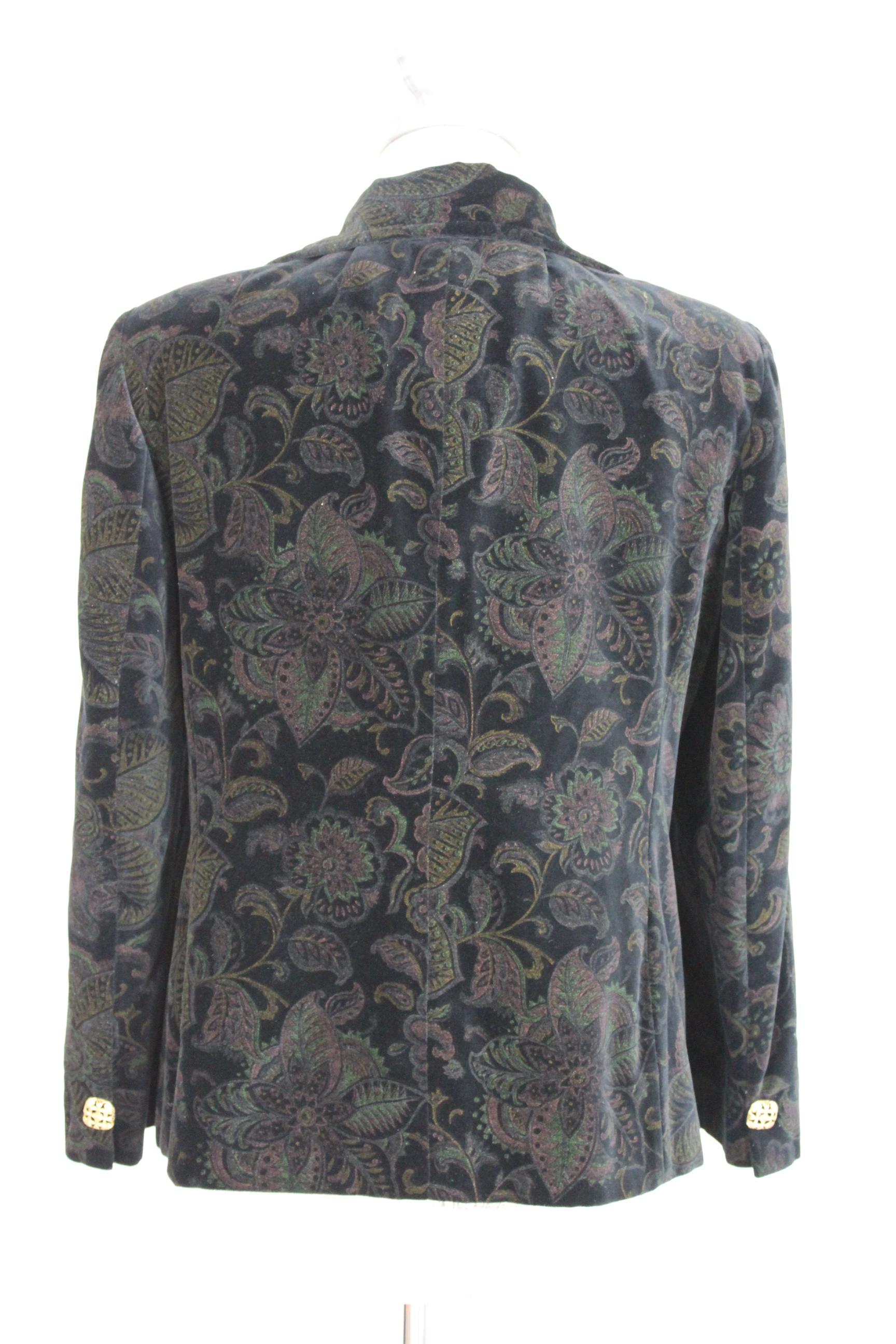 Roccobarocco Forme vintage women's jacket 80s. Short blazer, floral damask velvet fabric. Black and green color. Gold colored jewel buttons. 98% cotton 2% acetate. Internally lined. Made in Italy. Excellent vintage conditions.

Size: 48 It 14 Us 16