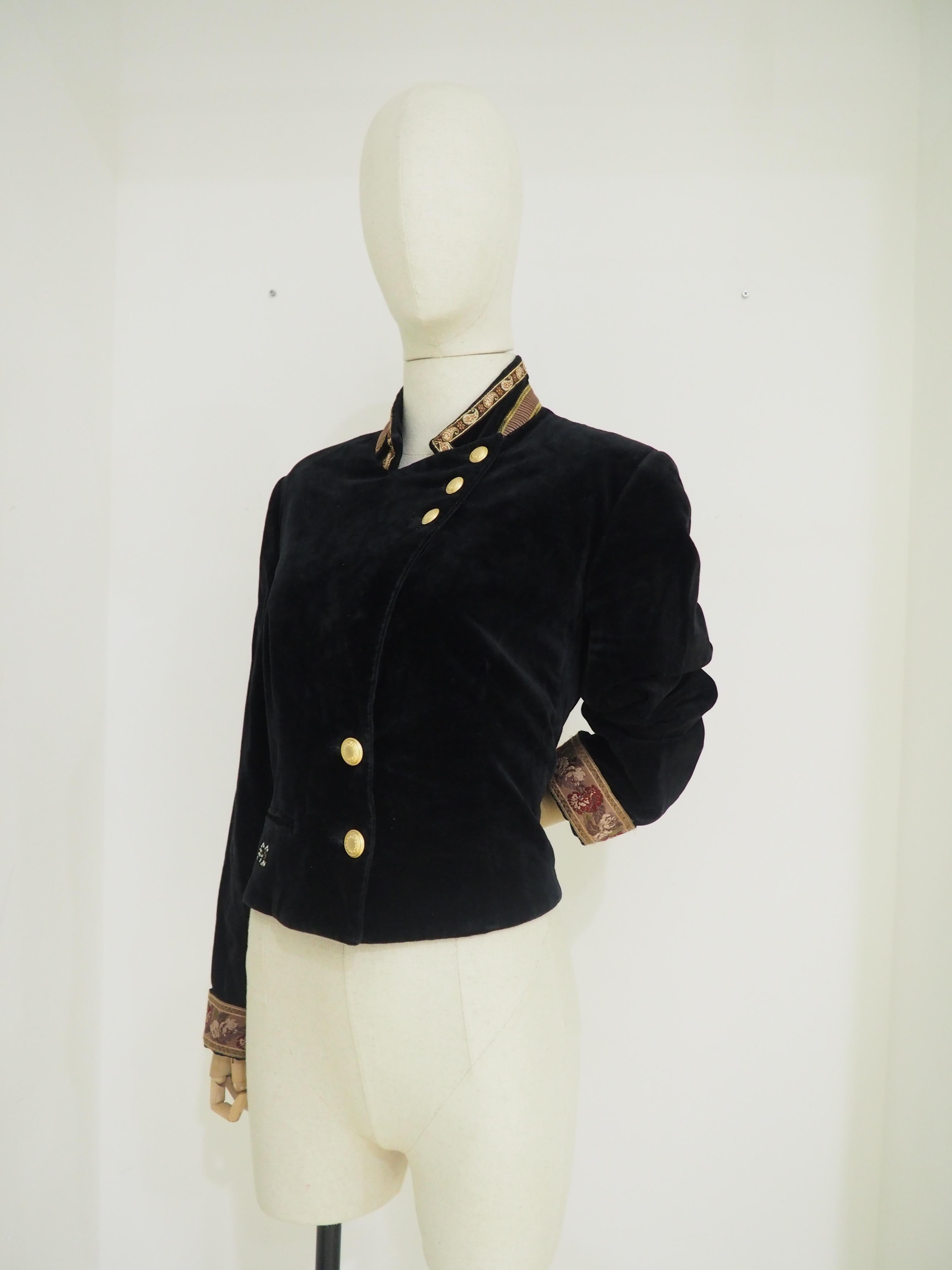 Black vintage velvet gold buttons jacket
Velvet jacket with gold buttons and cachemire print silk inserts
size 46
totally made in italy