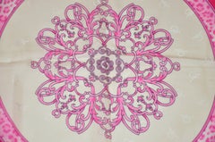 Coccobarocco Bold Vivid Fuchsia Monogramm Seidenkrepp di Chine Schal