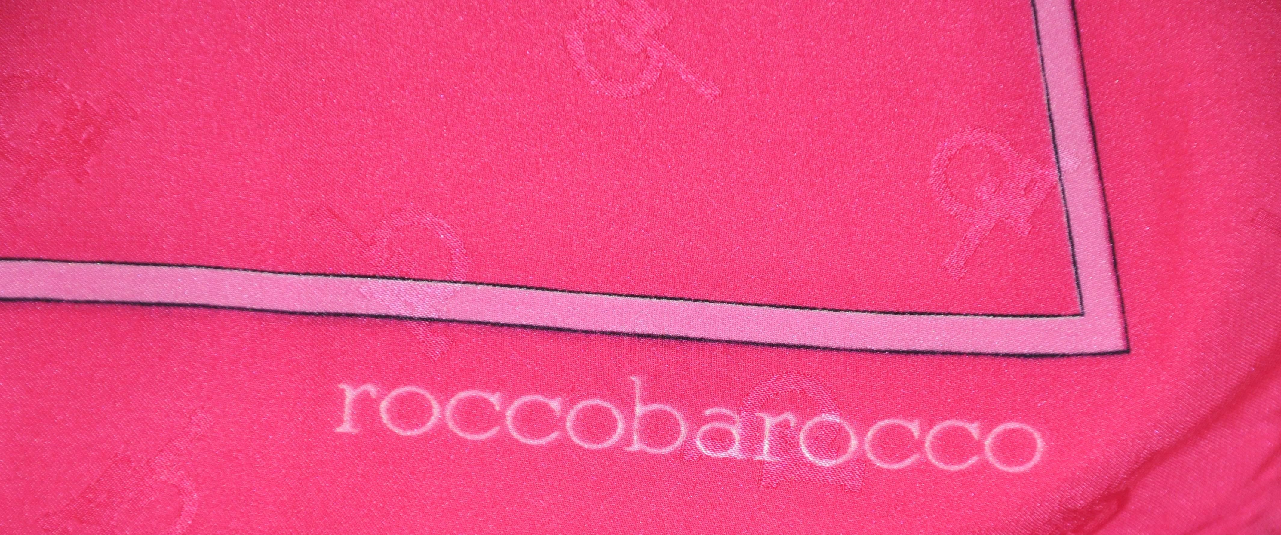 Rose Roccobarocco - Écharpe en crêpe de Chine de soie avec monogramme et imprimé fuchsia vif et audacieux en vente