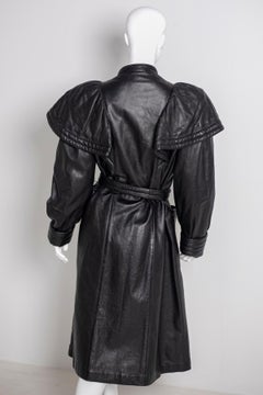 Roccobarocco coat in black leather for woman 1980's.