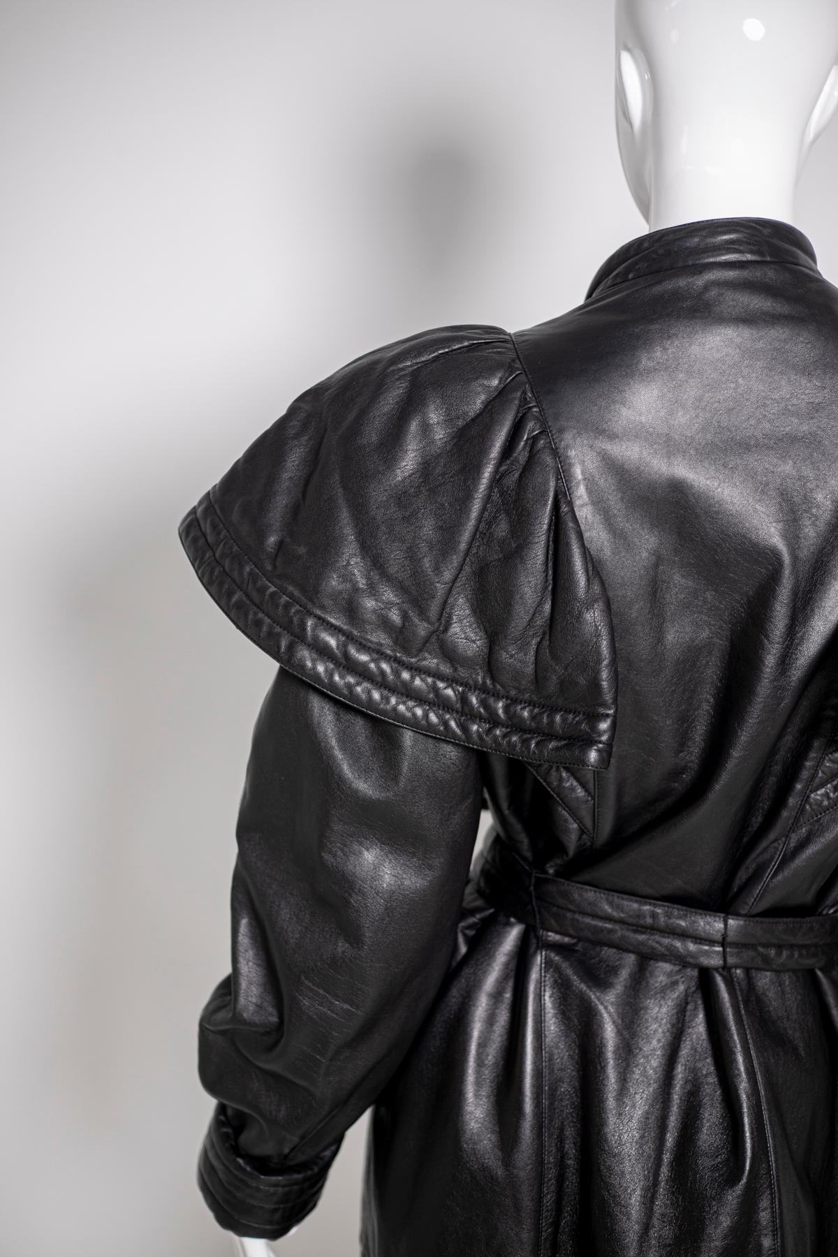 Roccobarocco coat in black leather for woman 1980's. In Excellent Condition In Milano, IT