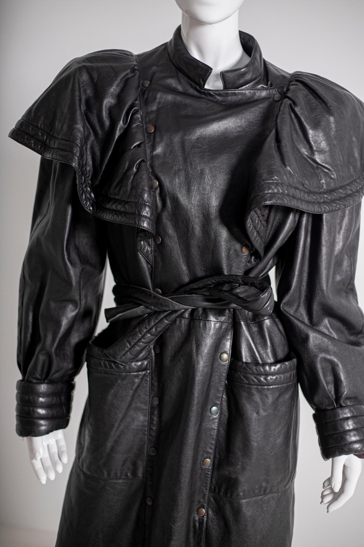 Women's or Men's Roccobarocco coat in black leather for woman 1980's.