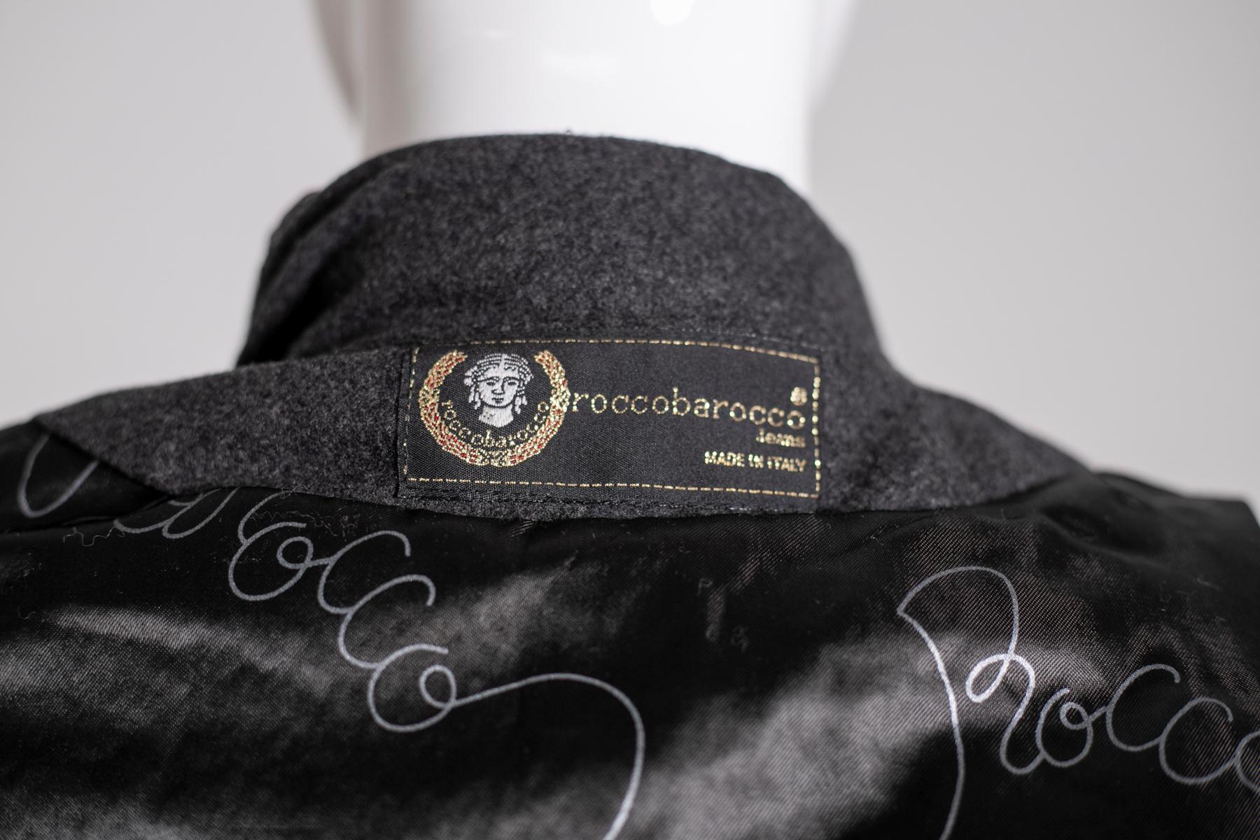 Rare jeans and velvet jacket designed by stylist Rocco Barocco in the 1990s, fine Italian manufacture. ORIGINAL LABEL AND PROMINENT LOGO.
The jacket has a short cut, at navel height. The sleeves are long and very soft, with narrower cuffs.
The