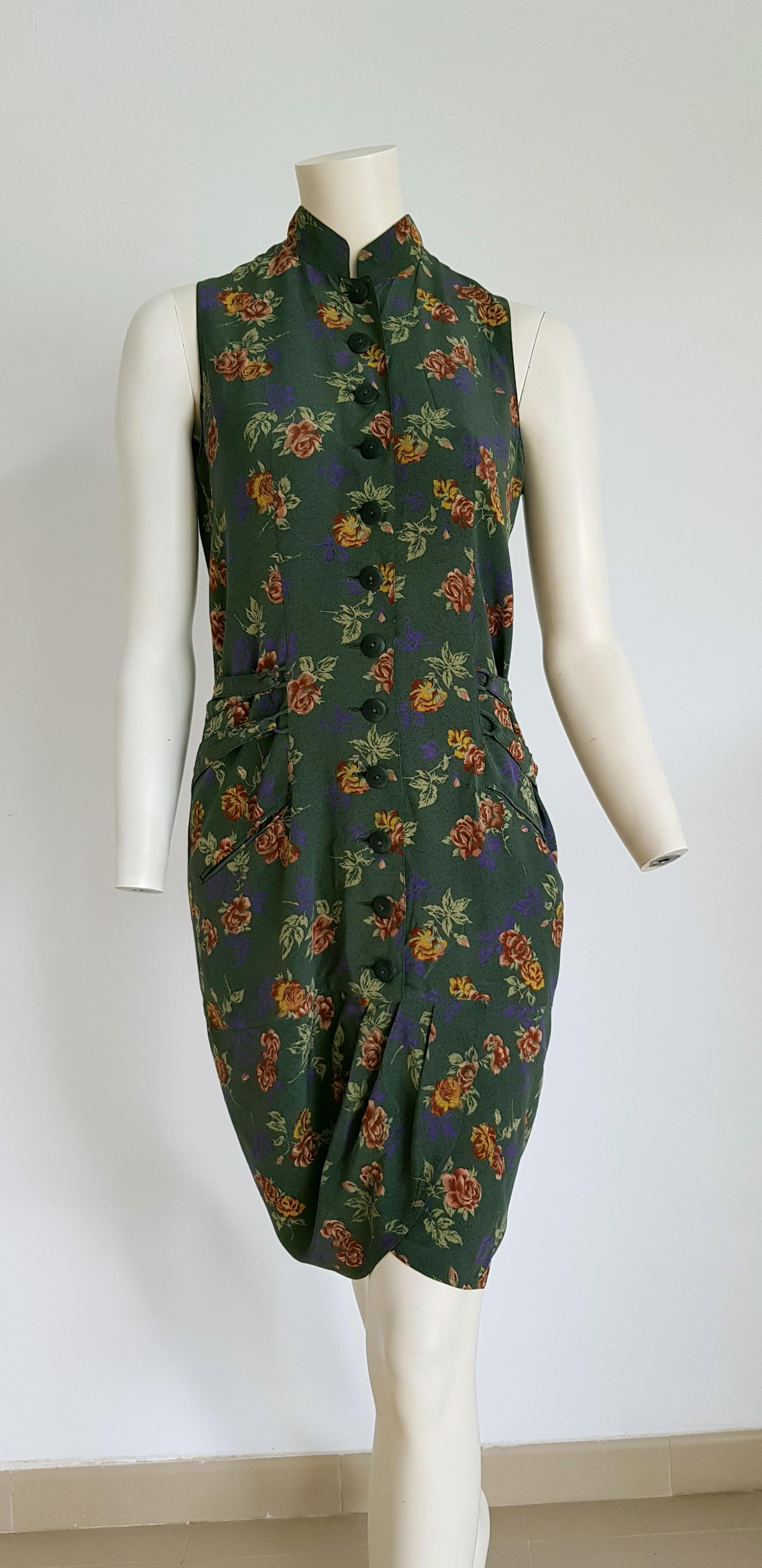 ROCCOBAROCCO Haute Couture, green on flowers theme, ribbons on the back, silk dress - Unworn, New.

SIZE: equivalent to about Small / Medium, please review approx measurements as follows in cm: lenght 101, chest underarm to underarm 48, bust