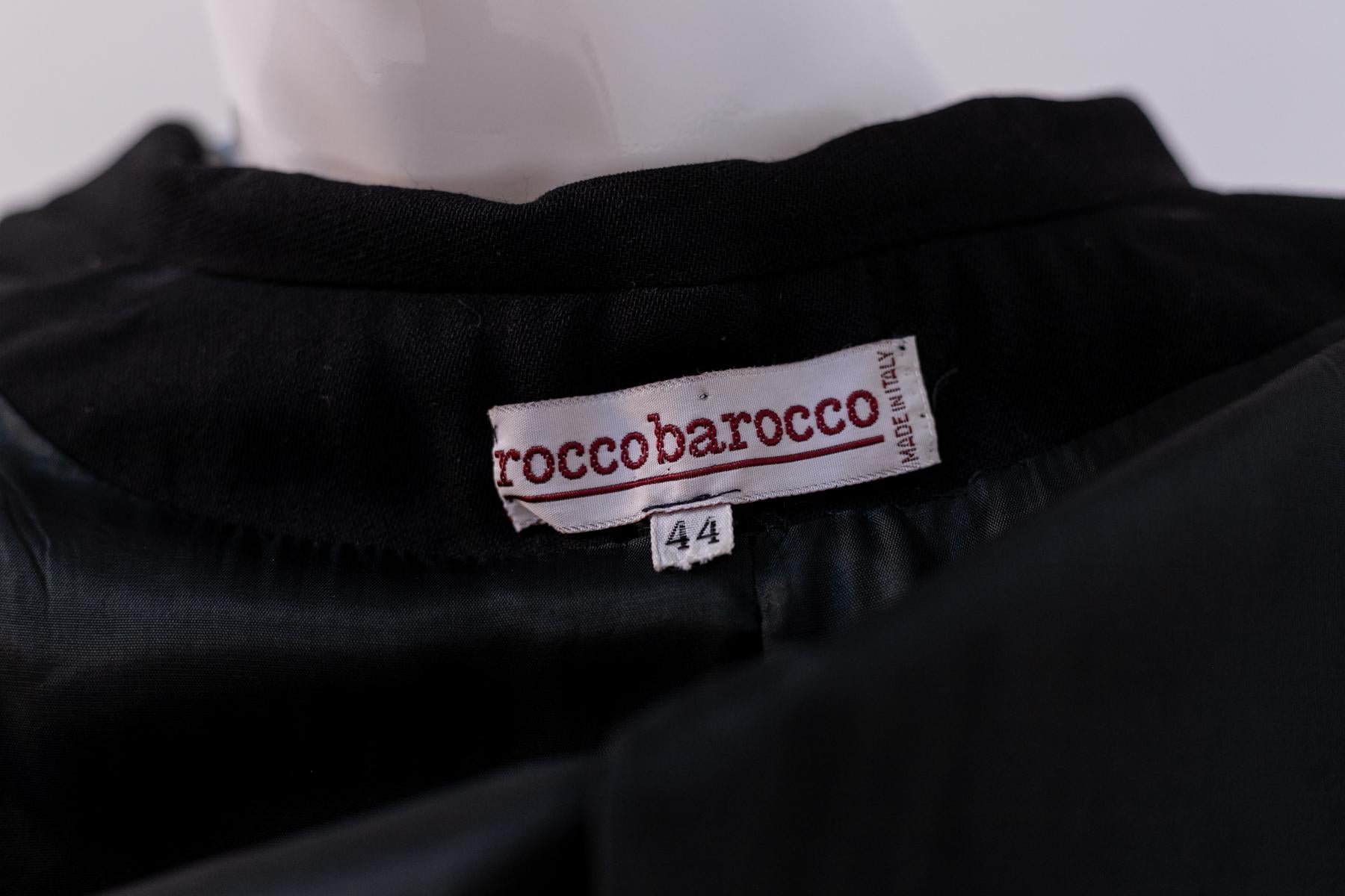 Fabuloso blazer negro de lana diseñado por el estilista Roccobarocco a principios de la década de 1990, fina fabricación italiana. Etiqueta original.
La americana tiene un corte clásico suave y está hecha de lana negra y poliamida.
La americana