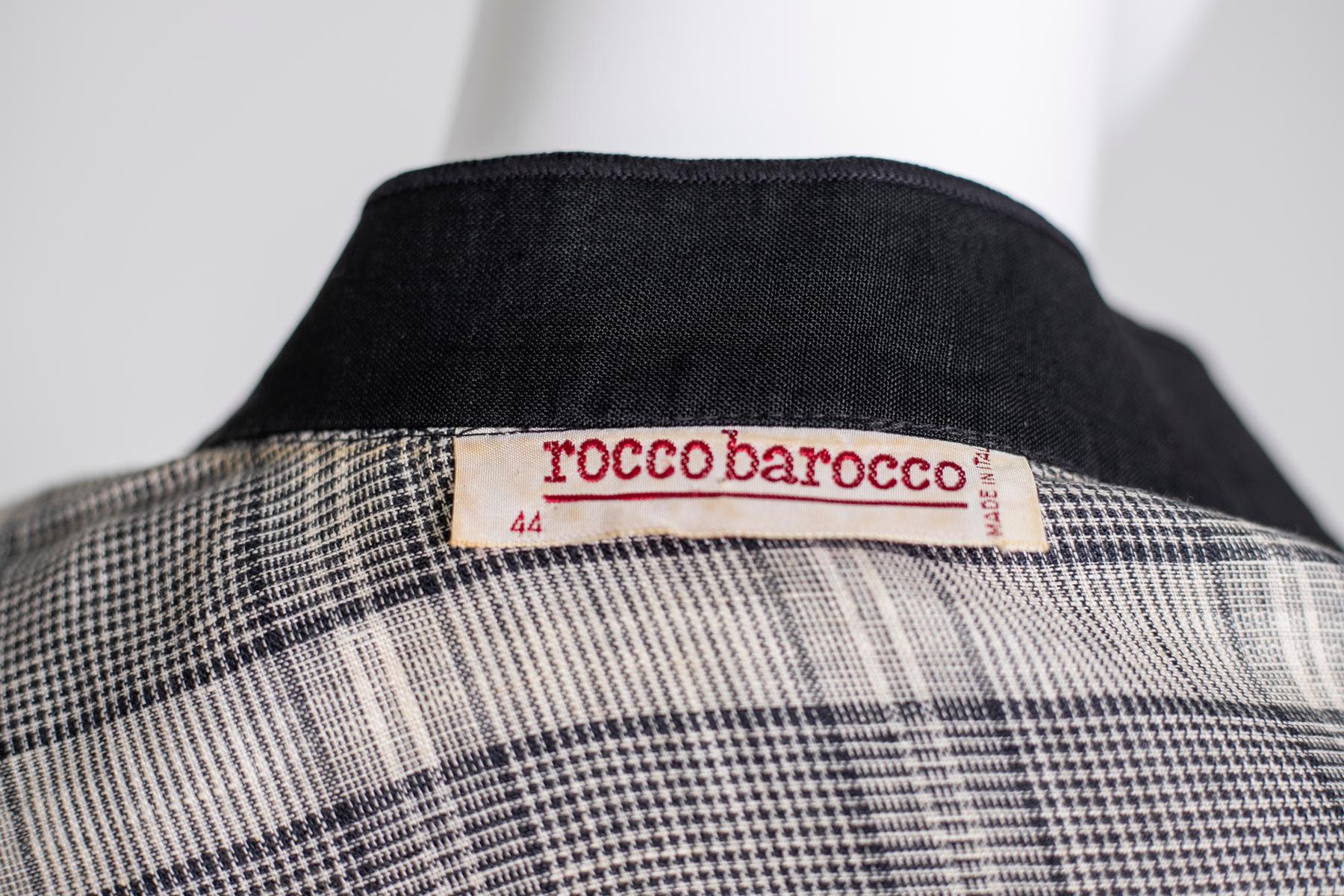 Gorgeous cotton shirt designed by Rocco Barocco in the 90s, made in Italy.
ORIGINAL LABEL.
The shirt is totally made of cotton, very elegant. It has a standard collar, which connects to the center of the blouse, made up of 6 beautiful round pearl