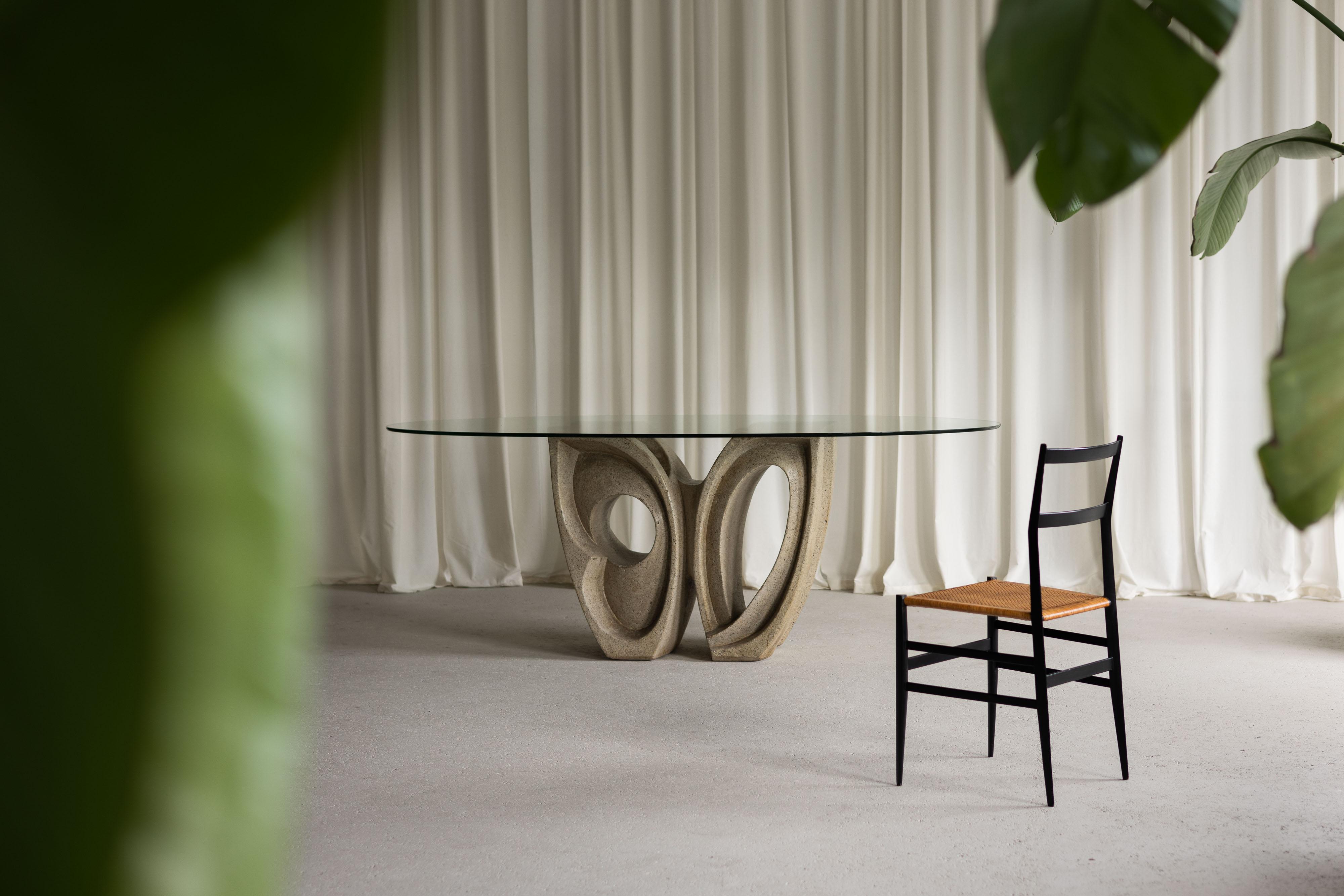 Rare et vraiment unique table de salle à manger ou de centre sculpturale conçue par Roberto Vivas et fabriquée dans son propre atelier en Argentine en 1960. Il s'agit d'une sculpture fonctionnelle exceptionnelle, comme Vivas l'a décrit pour ses