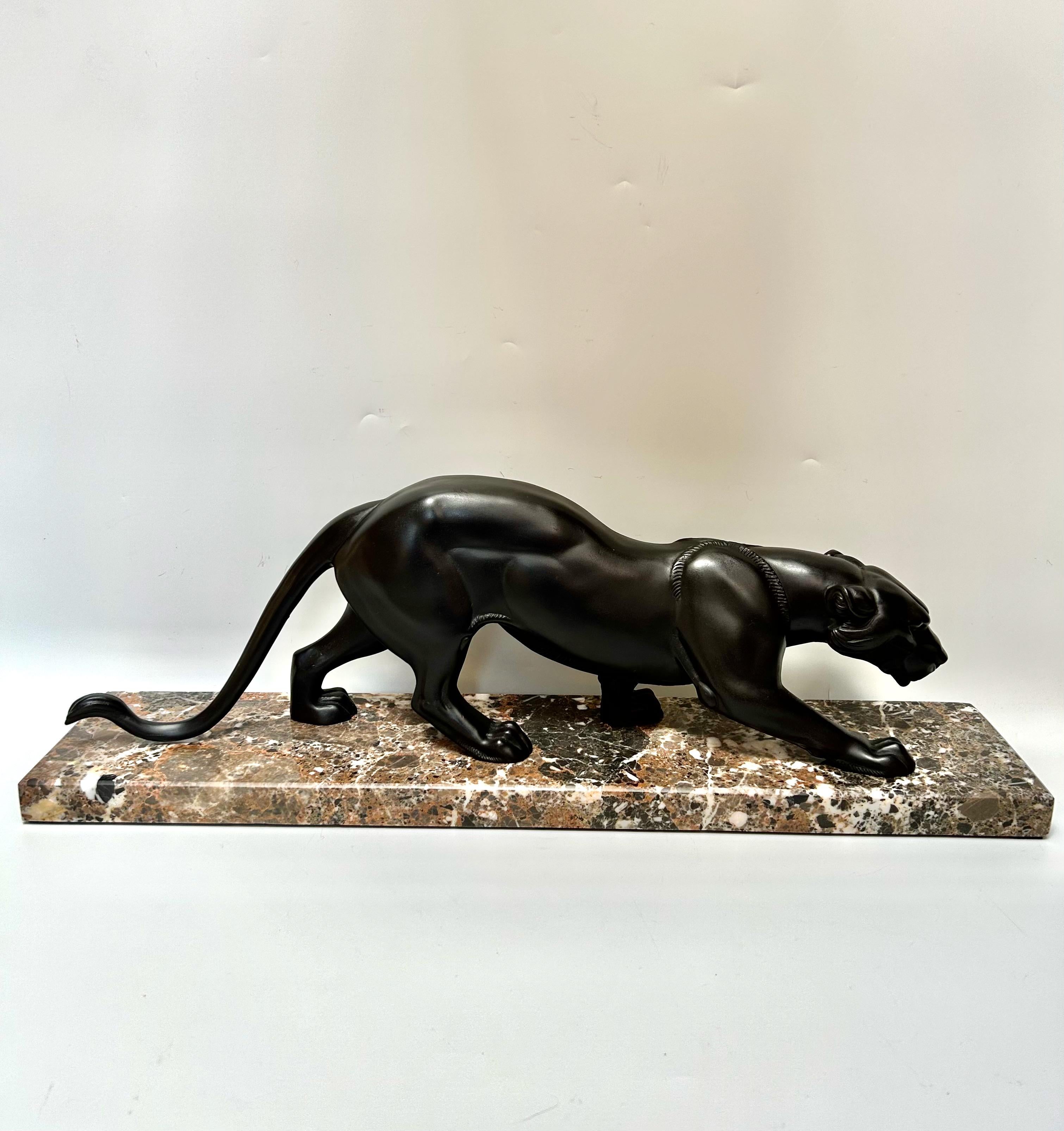 Art-Déco-Panther, um 1930.
Skulptur aus Zinn mit schwarzer Patina auf einem Marmorsockel, signiert R. Rochard für Irénée Félix René Rochard.
In perfektem Zustand.

Länge: 65 cm
Breite: 14 cm
Höhe: 22 cm
Gewicht: 11 kg

Irénée Félix René Rochard,
