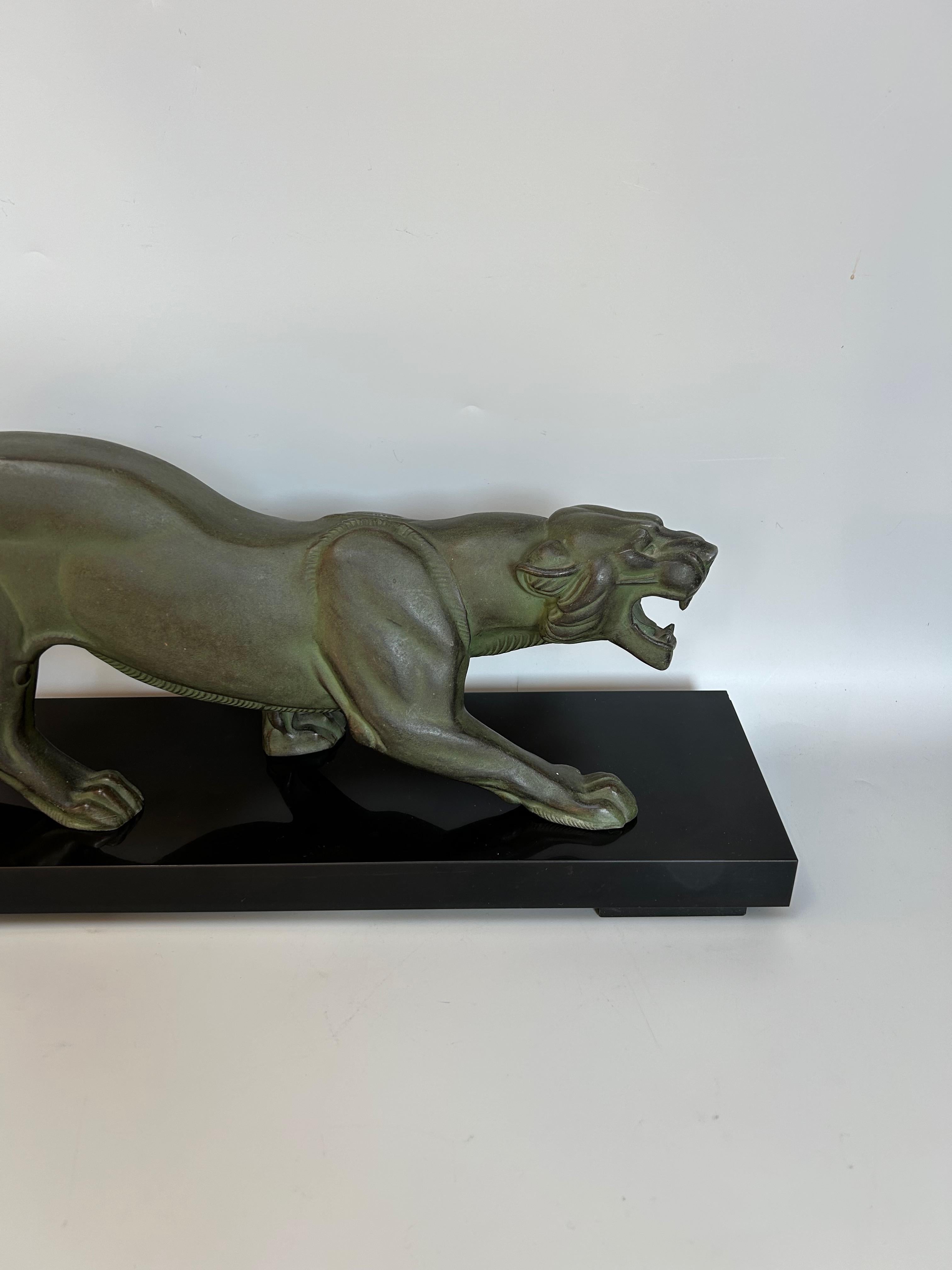 Pantera Art Deco del 1930 circa.
Scultura in spelta con patina verde su una base di marmo nero (Belgian Surfin).
Firmato Rochard sulla base.
In ottime condizioni, 1 scheggia sull'angolo del marmo visibile nella foto.

Lunghezza: 65,5 cm
Larghezza: