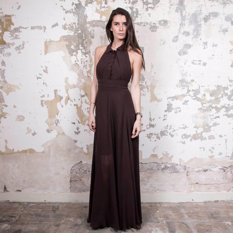 Rochas backless brown long dress. It attaches to the neck with an invisible snap buttons and in the back thanks to a 36 cm zipper.
Very good condition. Label size and material are missing.

Dimensions flat: Width under the chest 34 cm, total height