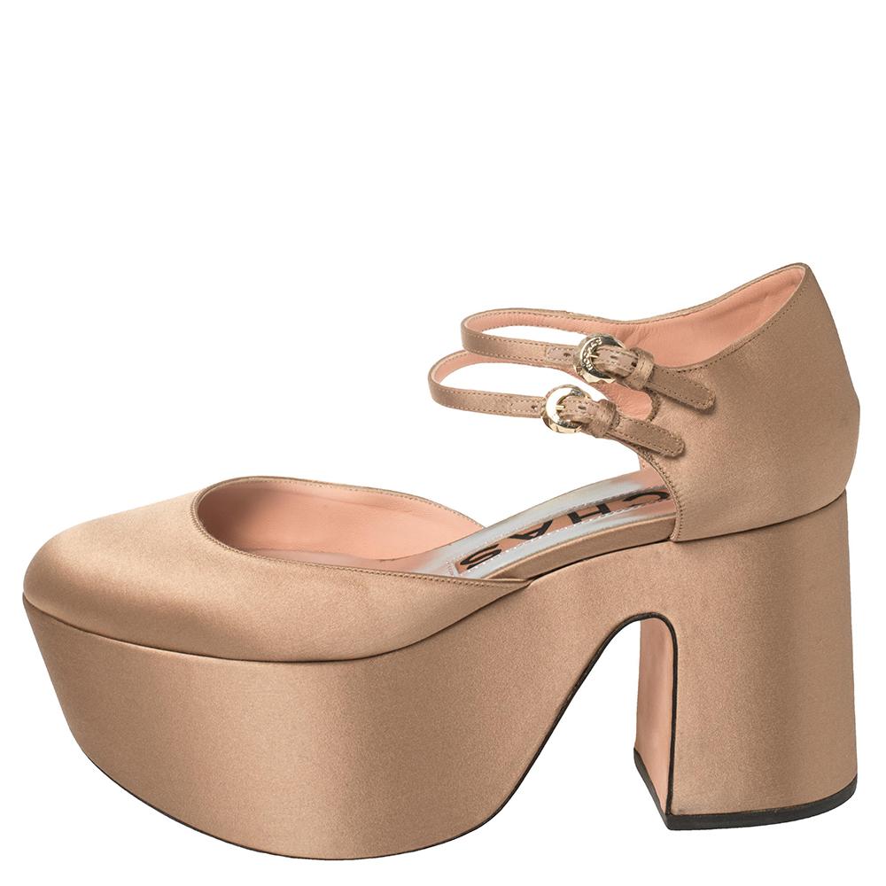 Rochas gifts you these lovely platform pumps to add a whole lot of style to your wardrobe! They come crafted from beige satin into a stunning silhouette and are styled with covered toes, dual buckled ankle straps, high platforms, and block heels.


