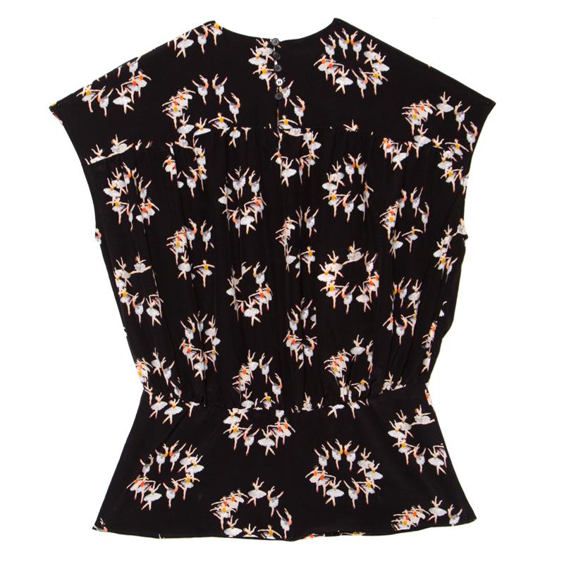 Cut from black silk, this Rochas top is perfect for a romantic day out with your loved one. Styled in a slightly relaxed silhouette, this top comes with a slightly peplum-like hem and is adorned with a ballerina print all over. Style yours with