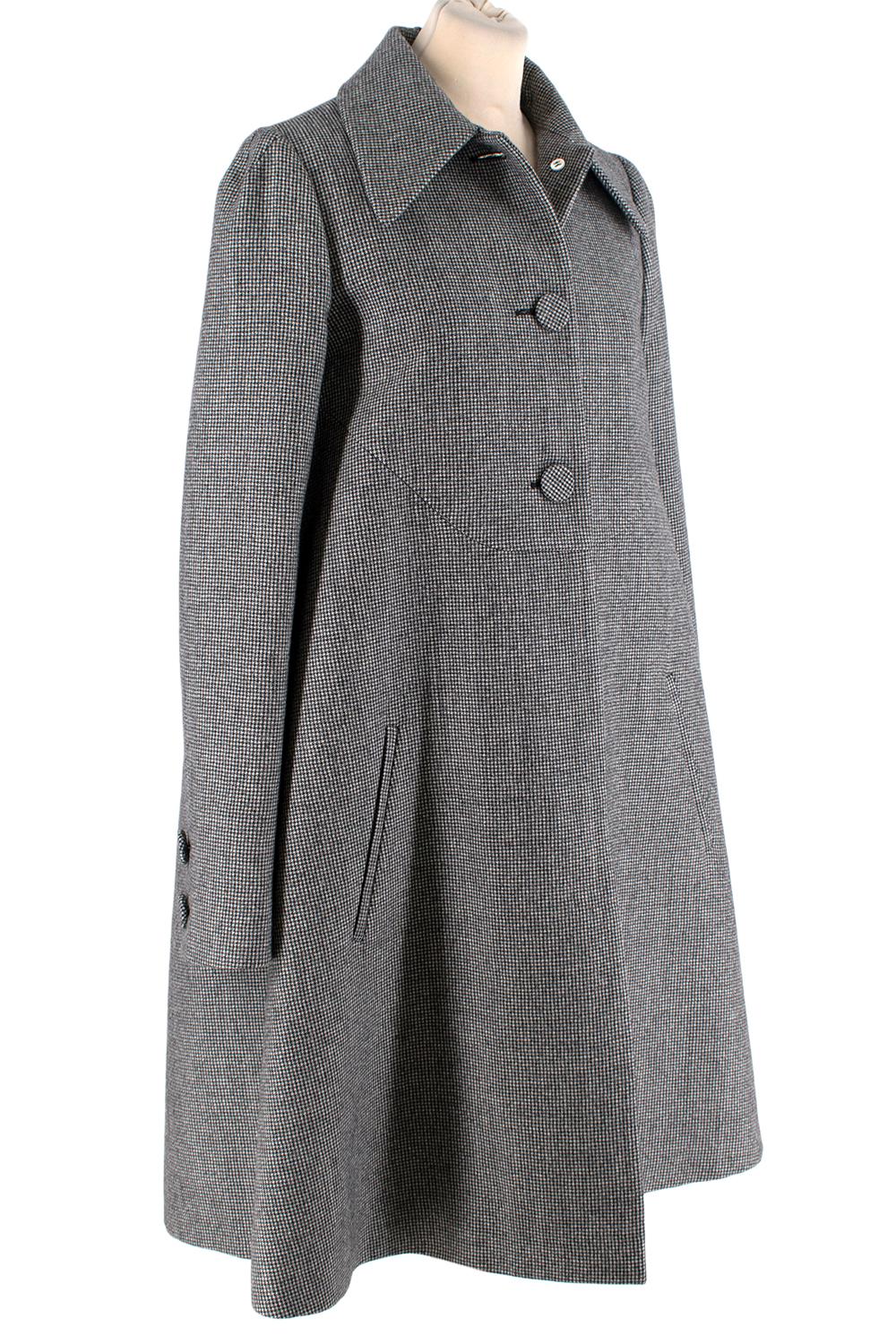 Cappotto in lana pied de poule bianco e nero di Rochas

- Cappotto corto d'ispirazione rétro in lana micro pied de poule 

- Cappotto con motivo pied-de-poule bianco e nero
- Colletto classico, 3 grandi bottoni coperti che nascondono una chiusura