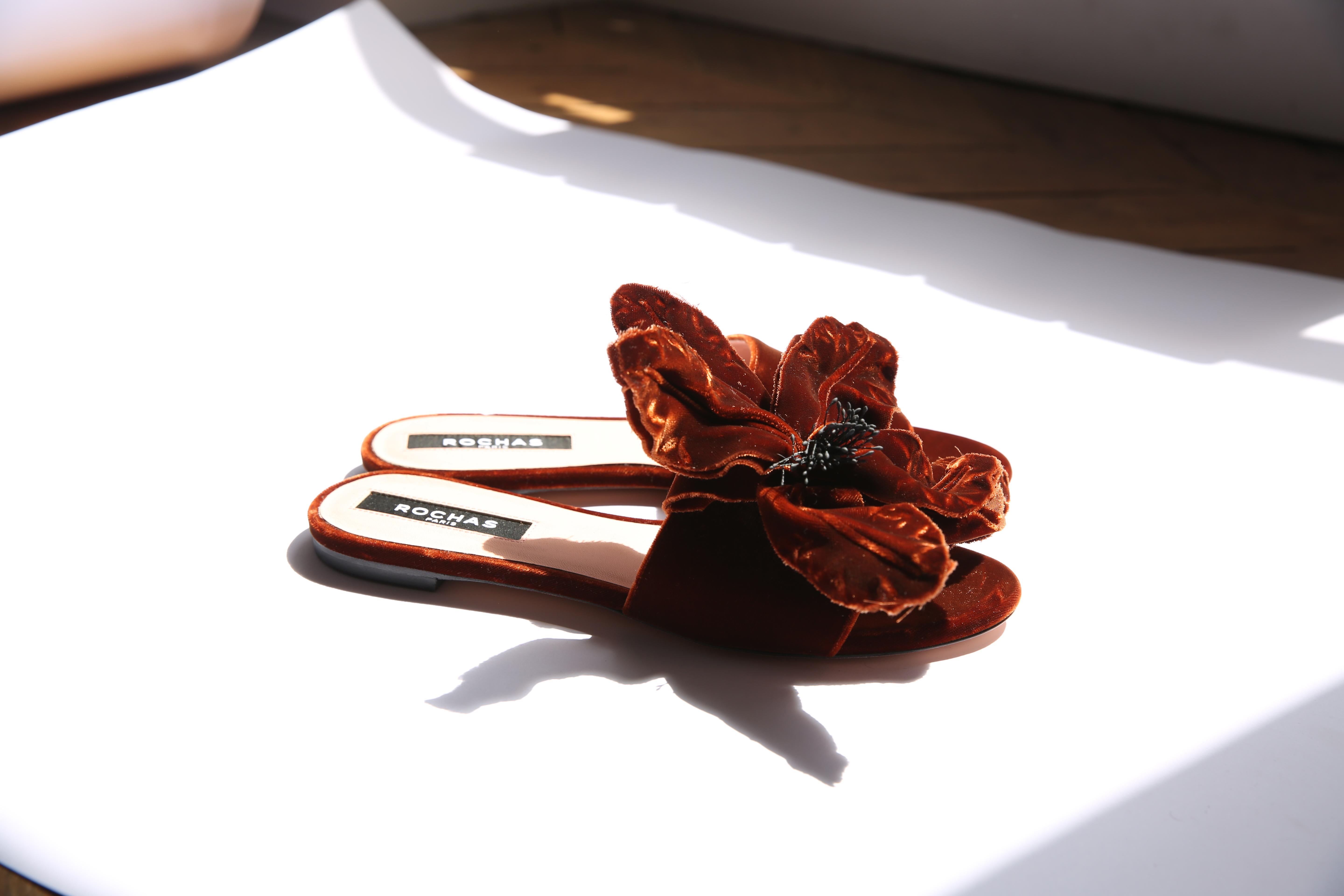 Women's Rochas burnt orange brown sepia floral velvet flower appliqué slides sandals 39 For Sale