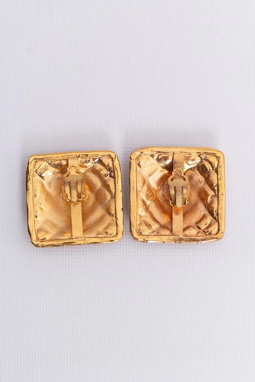 Rochas Clip-on Earrings in Gilded Metal and Enamel In Excellent Condition For Sale In SAINT-OUEN-SUR-SEINE, FR