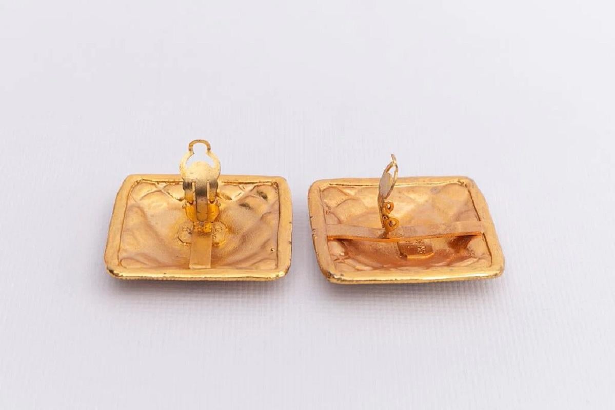 Women's Rochas Clip-on Earrings in Gilded Metal and Enamel For Sale