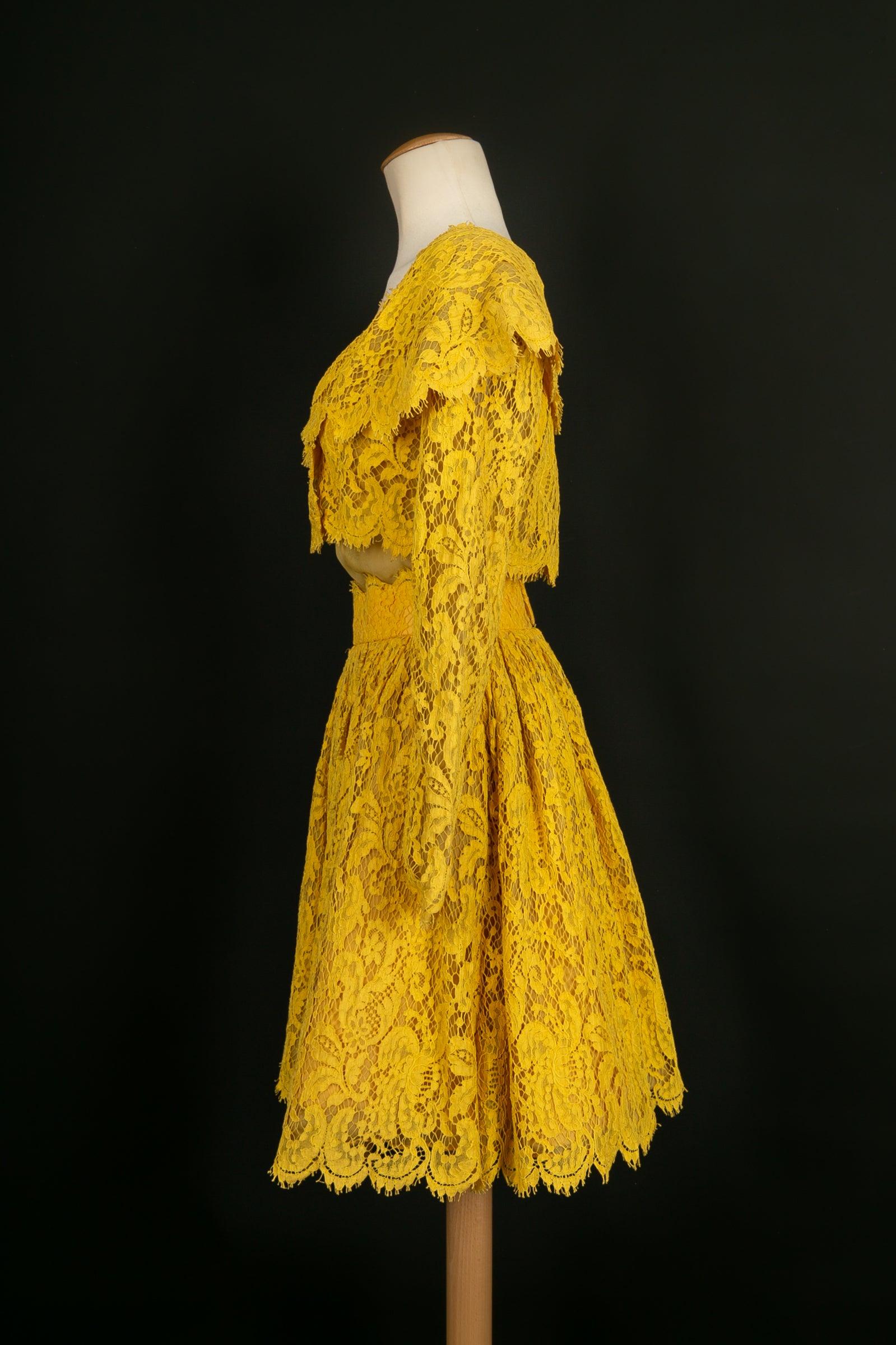 Rochas - Haute Couture dress and bolero in organza and yellow guipure. Spring-Summer 1992 collection. No size label, it fits a 36FR.

Additional information:
Dimensions: Chest: 40 cm, Waist: 39 cm, Sleeve length: 55 cm, Length: 93 cm
Condition: Very
