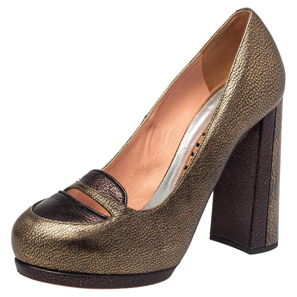 Rochas' timeless aesthetic and impeccable craftsmanship in shoemaking is evident in these stunning loafer pumps. Made from leather, they feature round toes and a bronze shade. They are finished off with block heels.