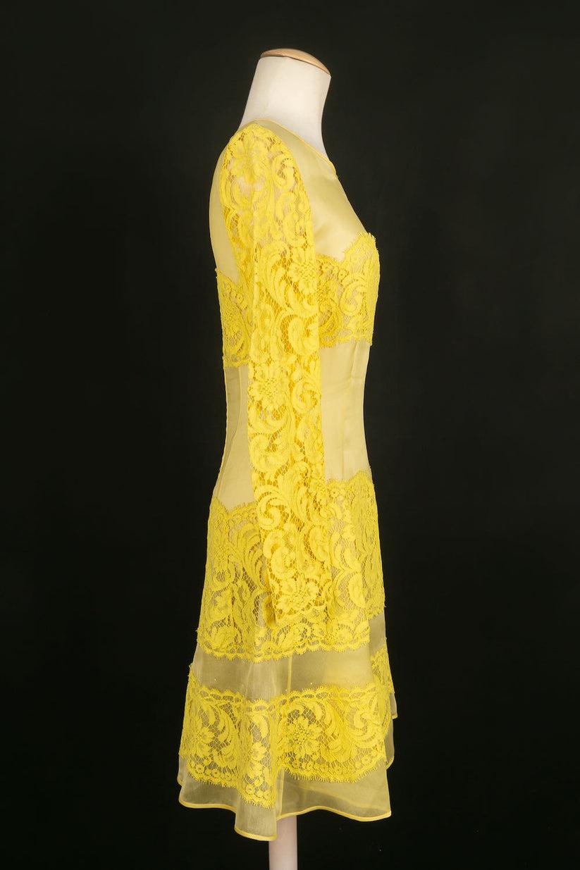 Rochas -Long sleeved dress in organza and yellow lace. No size indicated, it fits a 38FR/40 FR.

Additional information: 
Dimensions: Shoulder width: 40 cm, Chest: 42 cm, Waist: 35 cm, Sleeve length: 62 cm, Length: 95 cm
Condition: Very good