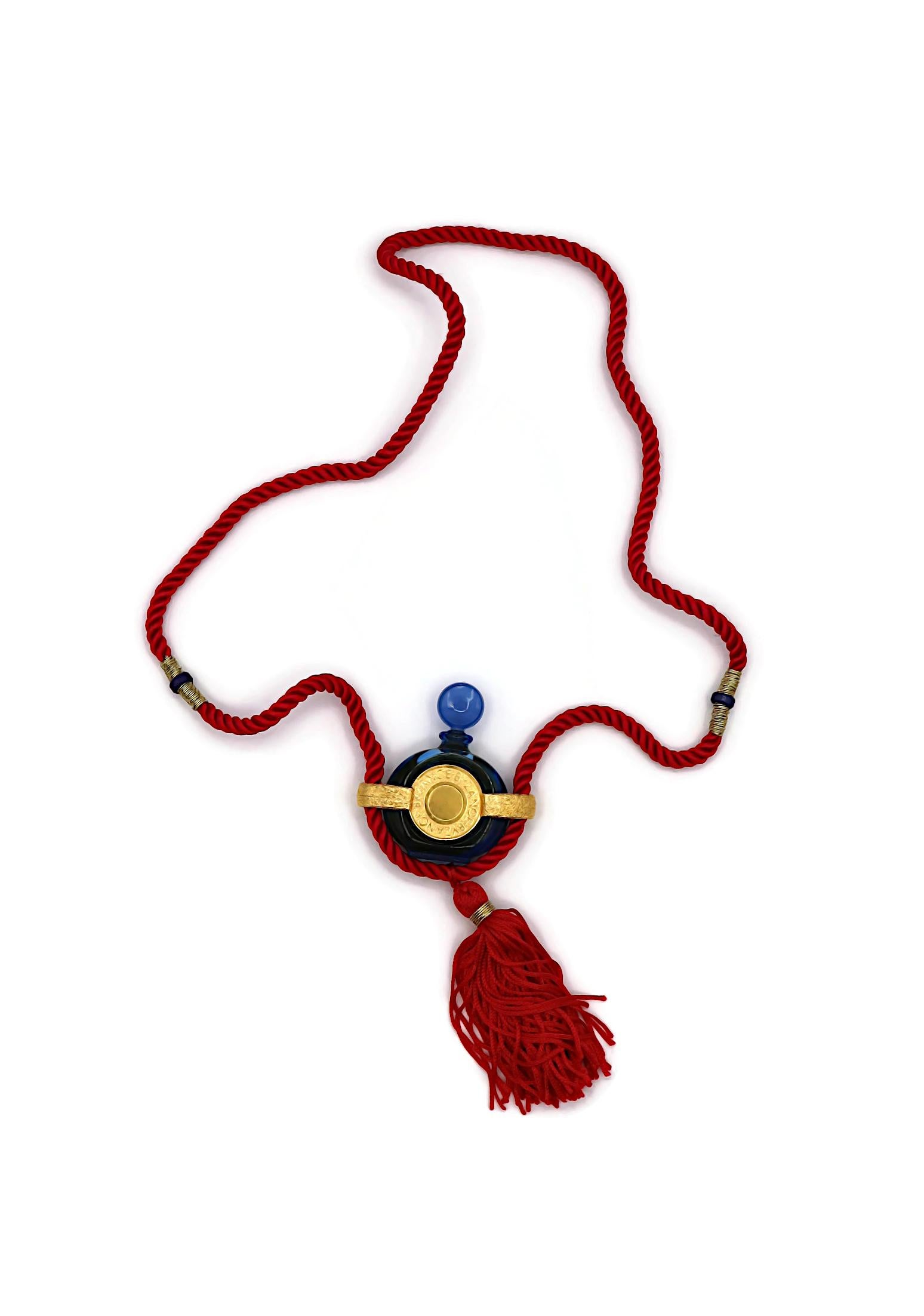 Collana con ciondolo a forma di bottiglia in miniatura vintage BYZANCE blu di Rochas Parfums, con finiture dorate e cinturino in corda rosa fucsia con nappina appesa alla base.

Il flacone contiene ancora il profumo originale.

Timbro BYZANCE sul