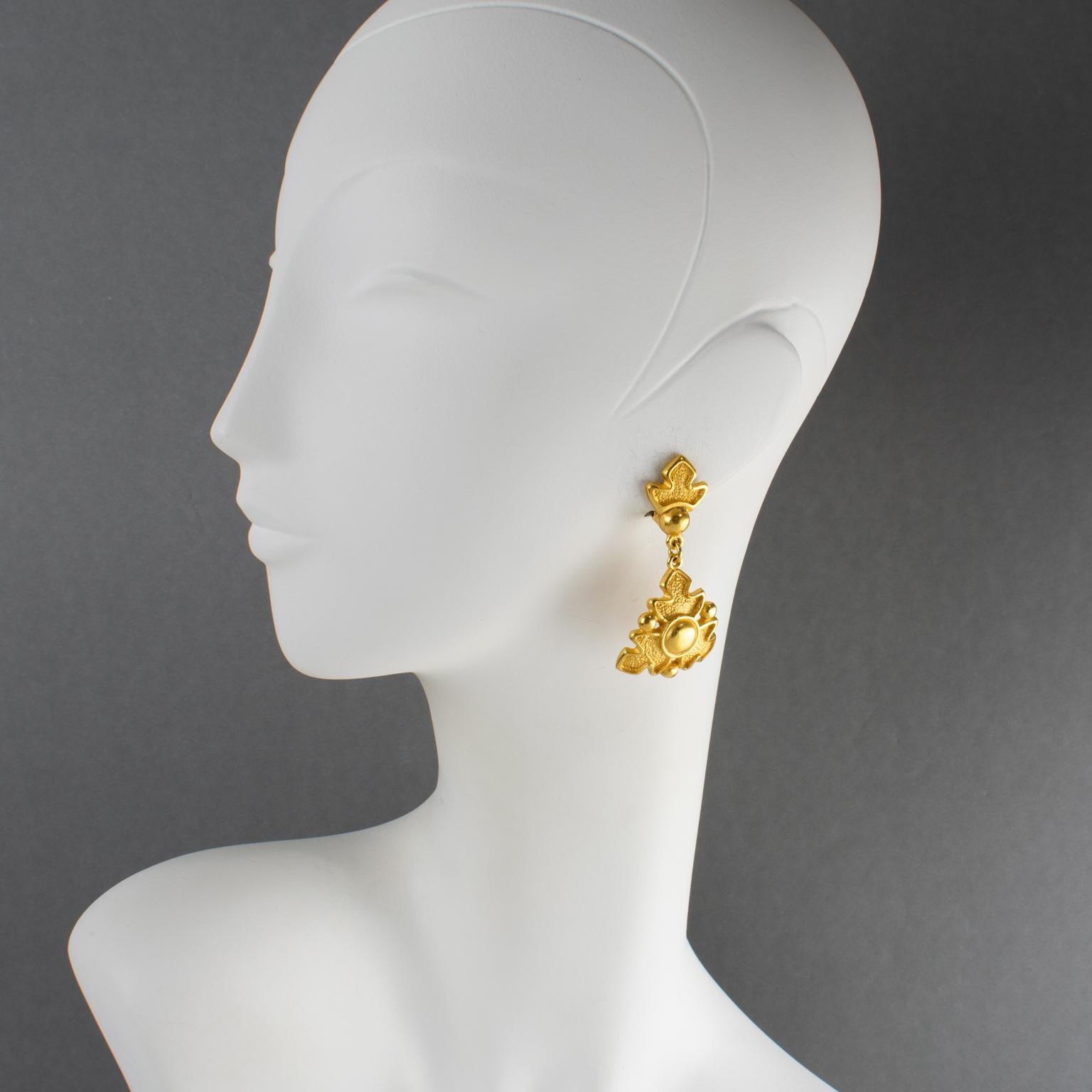 Rochas Paris designed these stunning Baroque clip-on earrings. The dangle-drop design has carving and texture. Each earring is signed at the back with the engraved Rochas Paris logo and Made in France tag.
Measurements: 1.19 in wide (3 cm) x 2.13 in