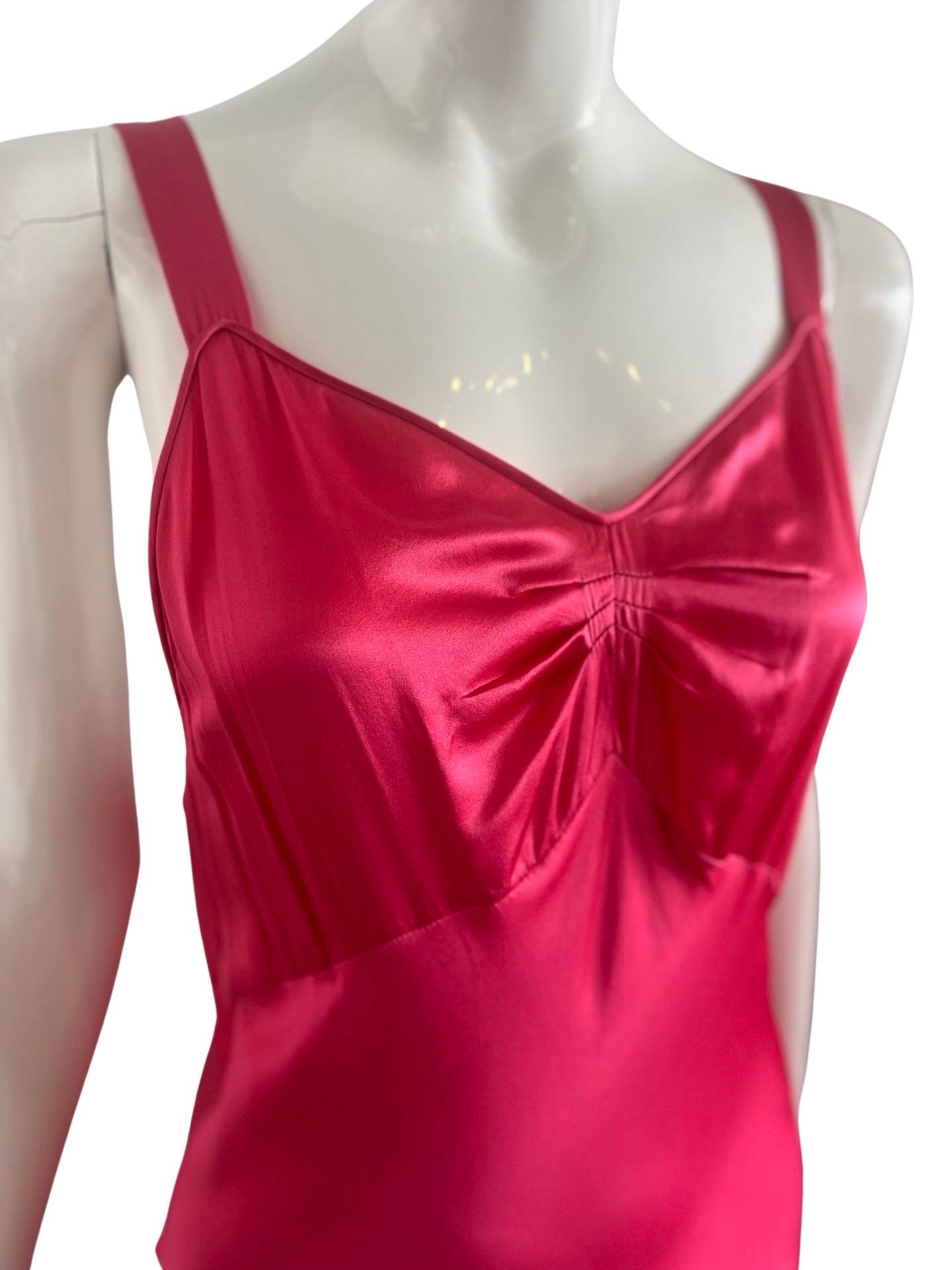 Impresionante vestido Rochas de satén de seda con corte al bies estilo años 30 y cola de sirena.  El color es un llamativo rosa frambuesa y una preciosa seda satinada que cae maravillosamente sobre el cuerpo con el corte al bies y la confección