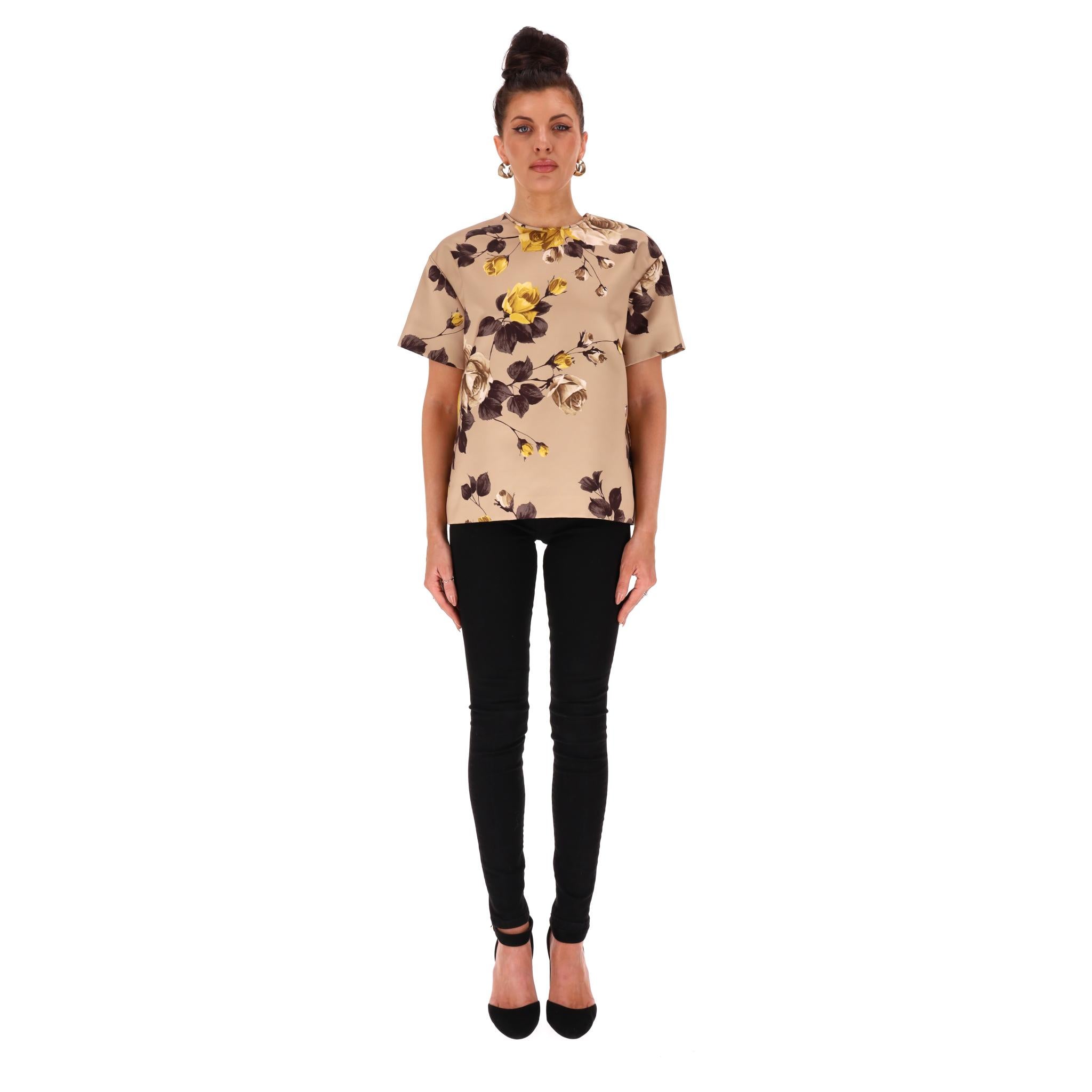 Top de satén con estampado de rosas Rochas

Top de satén beige diseñado con un motivo floral de rosas en varios tonos de amarillo y marrón.

De manga corta, escote redondo y silueta cuadrada.

Cierre de botones en la parte trasera.

Precio aprox.