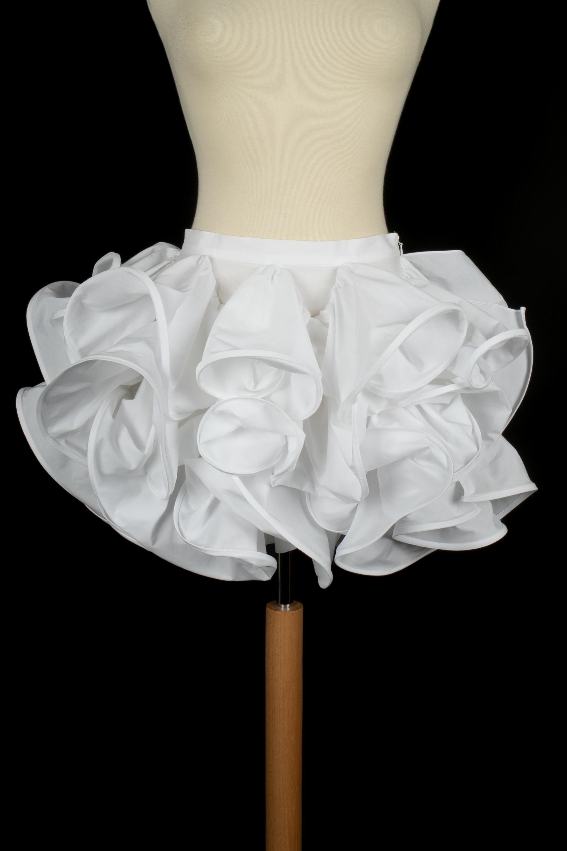 Rochas - (Made in Italy) Mini-jupe blanche bouffante. Taille 40FR indiquée. Collection 2023 printemps-été sous la direction de Charles de Vilmorin.

Condit :
Très bon état.

Dimensions :
Taille : 31 cm - Longueur : 34 cm

SKU:FJ129