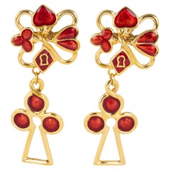 Pendientes de clip de metal dorado y esmalte rojo Rochas