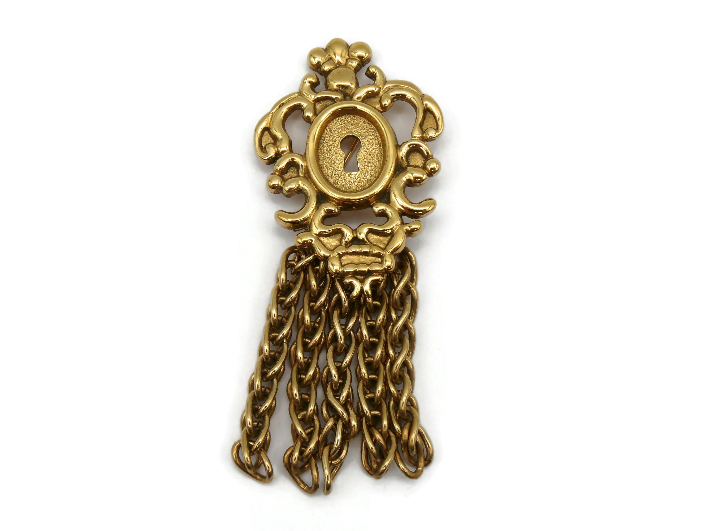 ROCHAS Vintage Gold Tone Baroque Keyhole Brooch In Excellent Condition For Sale In Nice, FR