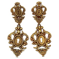 Rochas, orecchini barocchi con buco della serratura in tonalità oro vintage