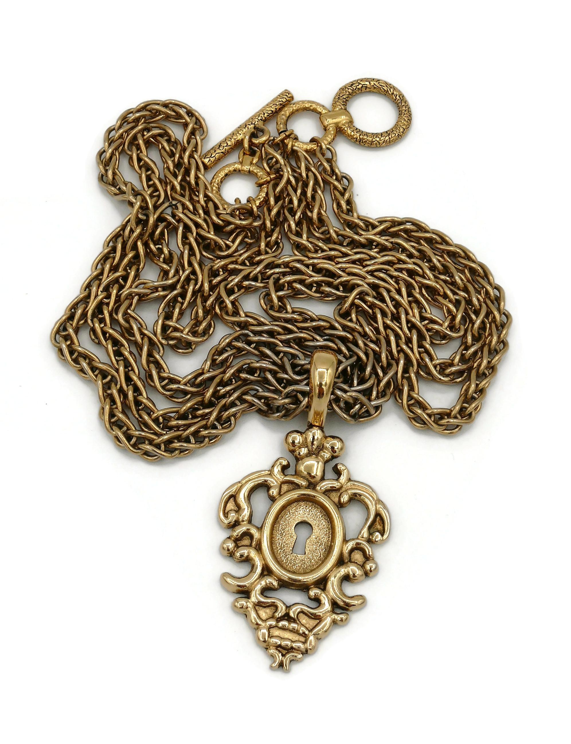 Vintage Gold getönte Halskette mit Schloss-Anhänger von Rochas im Zustand „Relativ gut“ im Angebot in Nice, FR