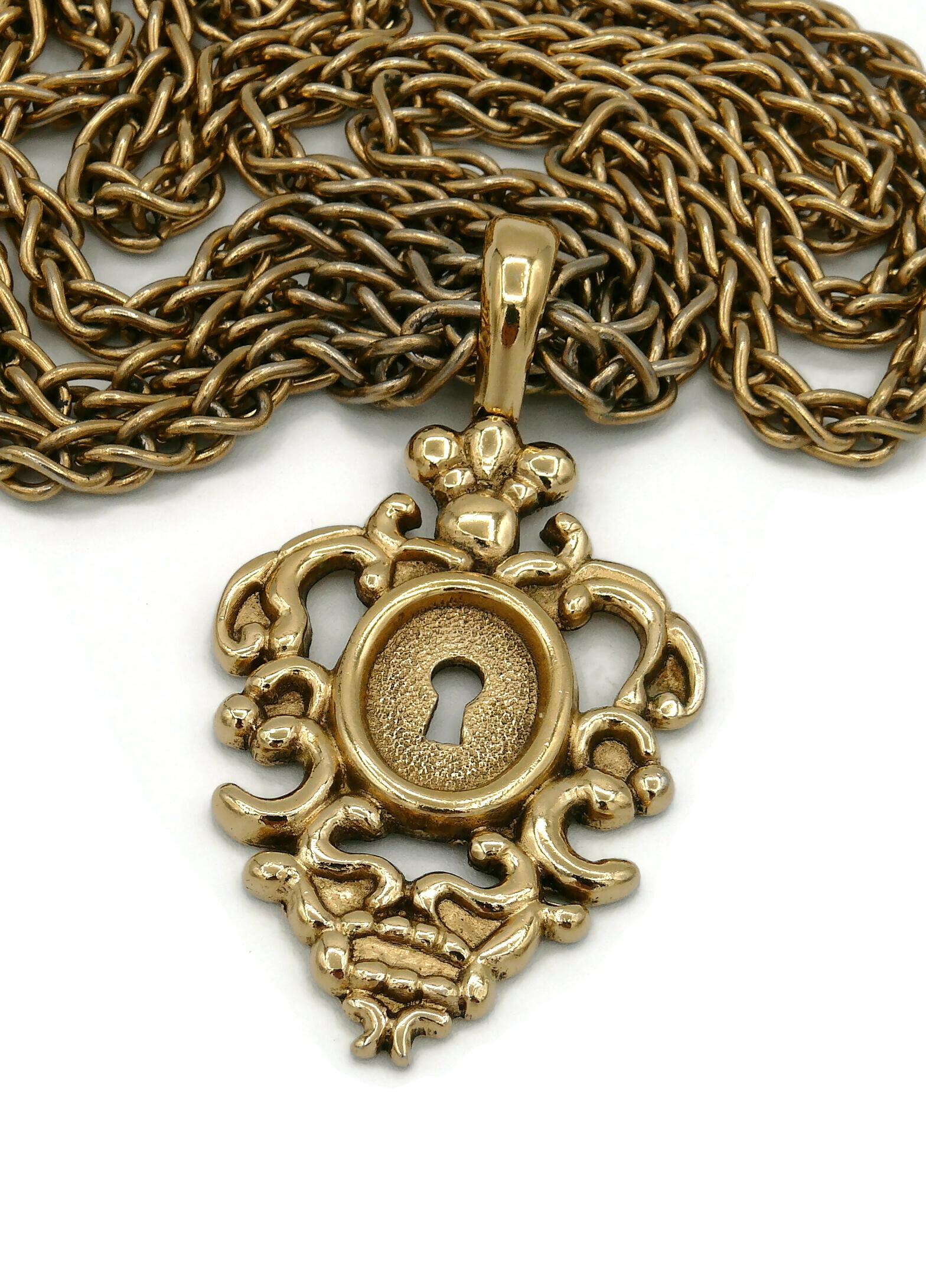 Rochas Vintage Gold Toned Lock Pendant Necklace In Fair Condition For Sale In Nice, FR