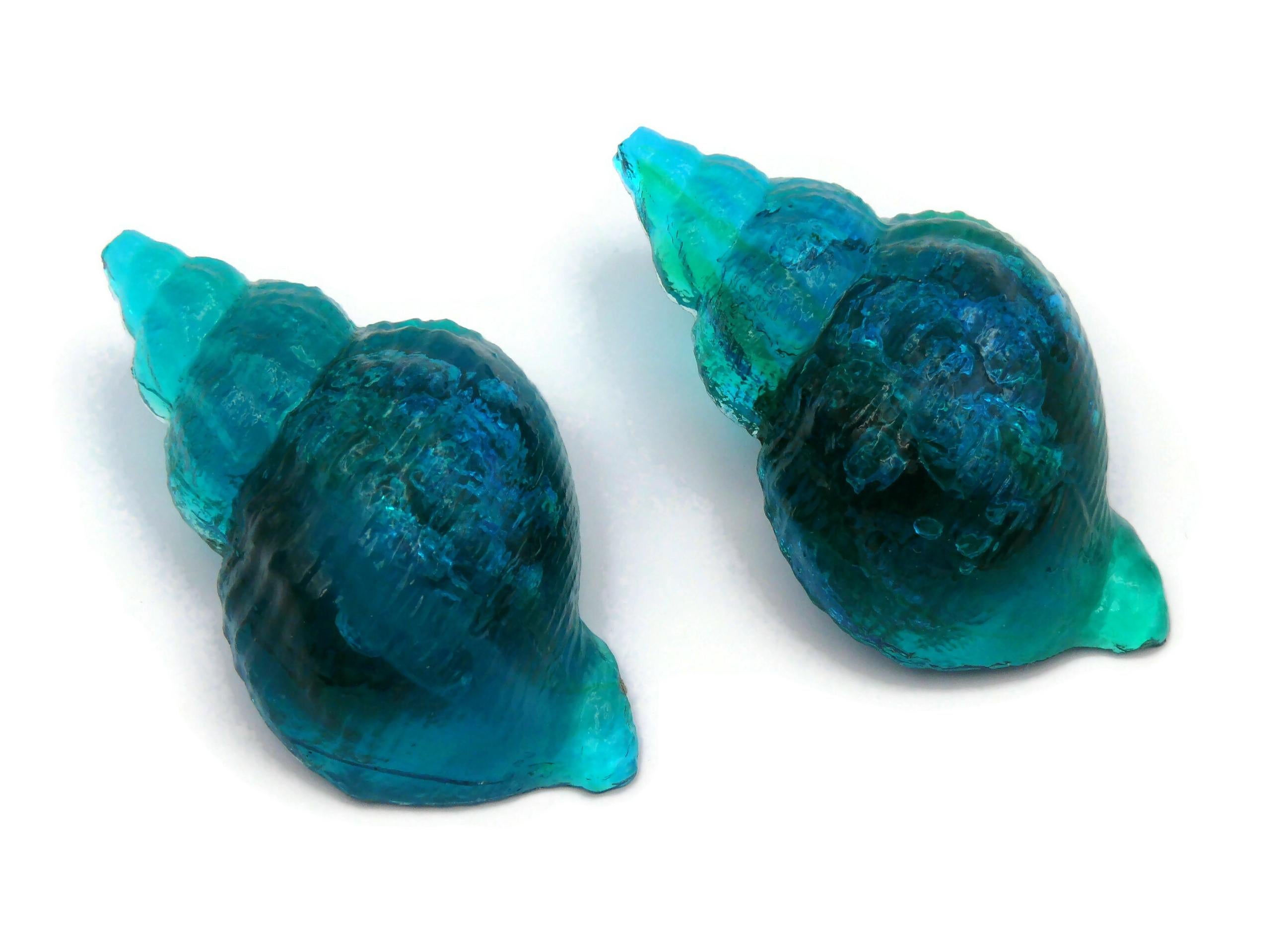 ROCHAS Vintage Massive Sea Shell Resin Clip-On Earrings In Good Condition For Sale In Nice, FR