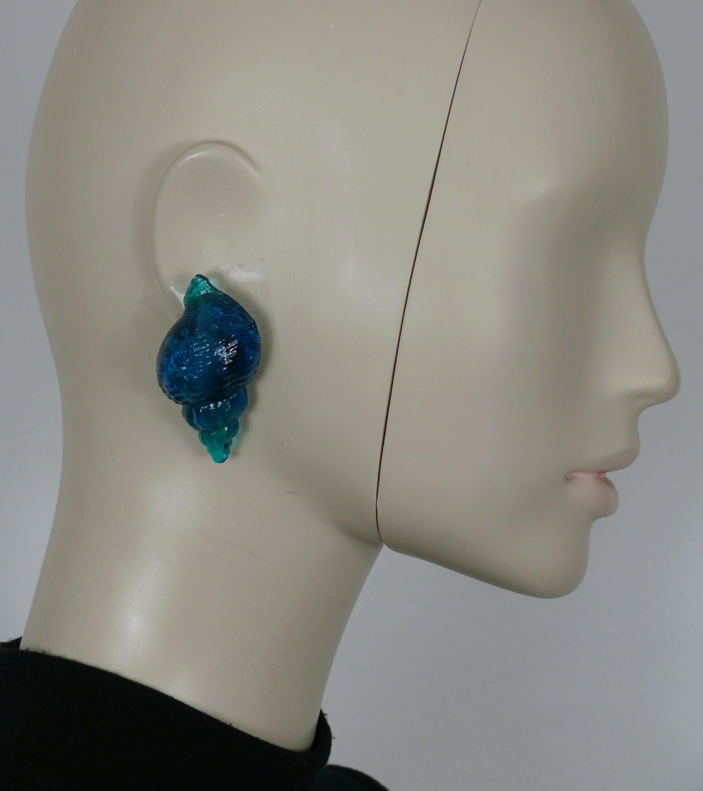 ROCHAS vintage massive 3D sea shell shaped resin clip-on earrings in hues of blue and green.

Marqued ROCHAS Paris.

Indicative measurements : height approx. 5.5 cm (2.17 inches) / max. width approx. 3.1 cm (1.22 inches).

Weight per earring :