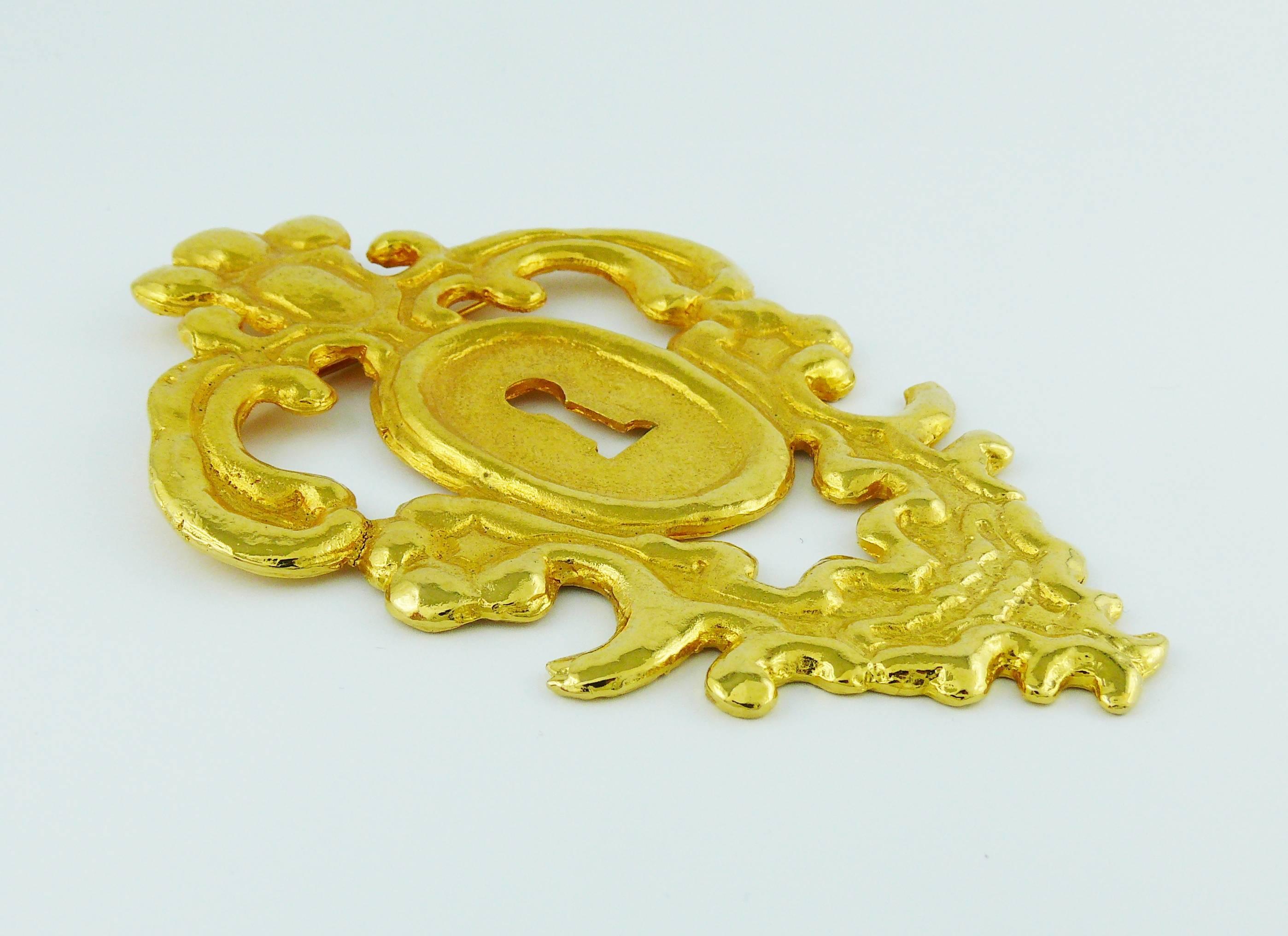 Rochas Vintage Oversized Gold Toned Baroque Lock Brooch In Good Condition For Sale In Nice, FR