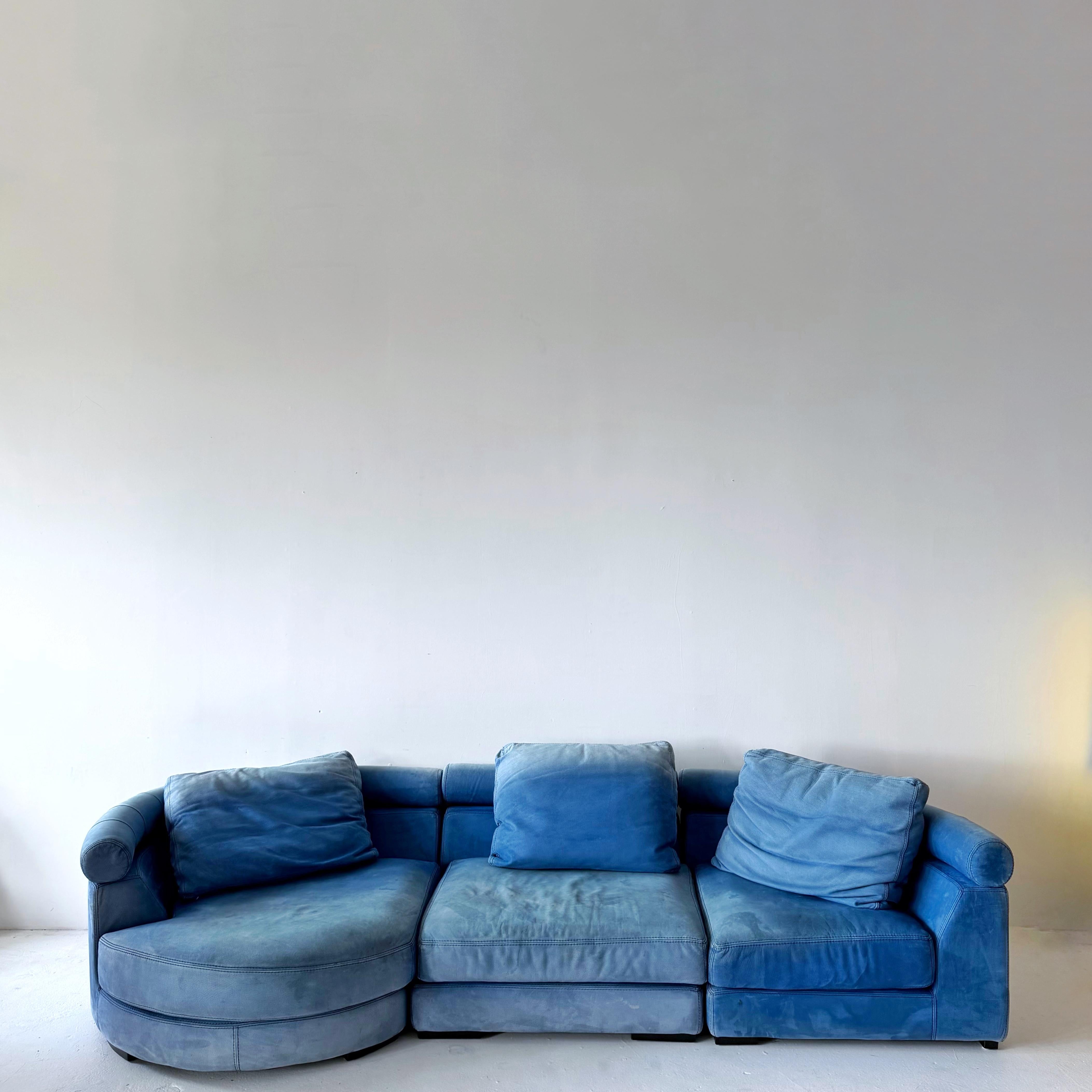 Divano componibile a tre pezzi ad angolo curvo degli anni '90 Roche Bobois Entr'Acte, disegnato dall'artista Hans Hopfer, creatore dell'iconico componibile Mah Jong.

Il rivestimento in pelle all'anilina originale italiana è morbido come un burro al