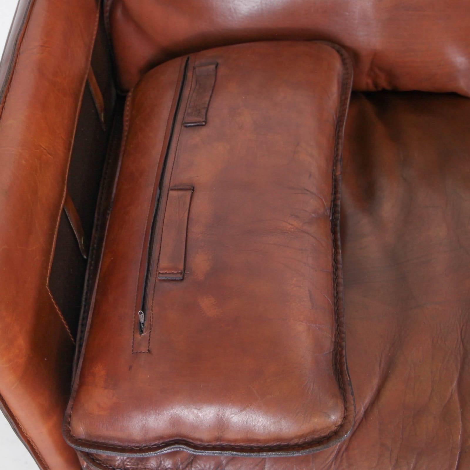 Raro divano a 3 posti in pelle Roche Bobois degli anni '70.
Cuscini in piuma d'oca, cuciture a sella, pelle di bufalo spessa, angoli in ottone, gambe in legno: grande qualità e comfort.
Bella patina, ottime condizioni. 