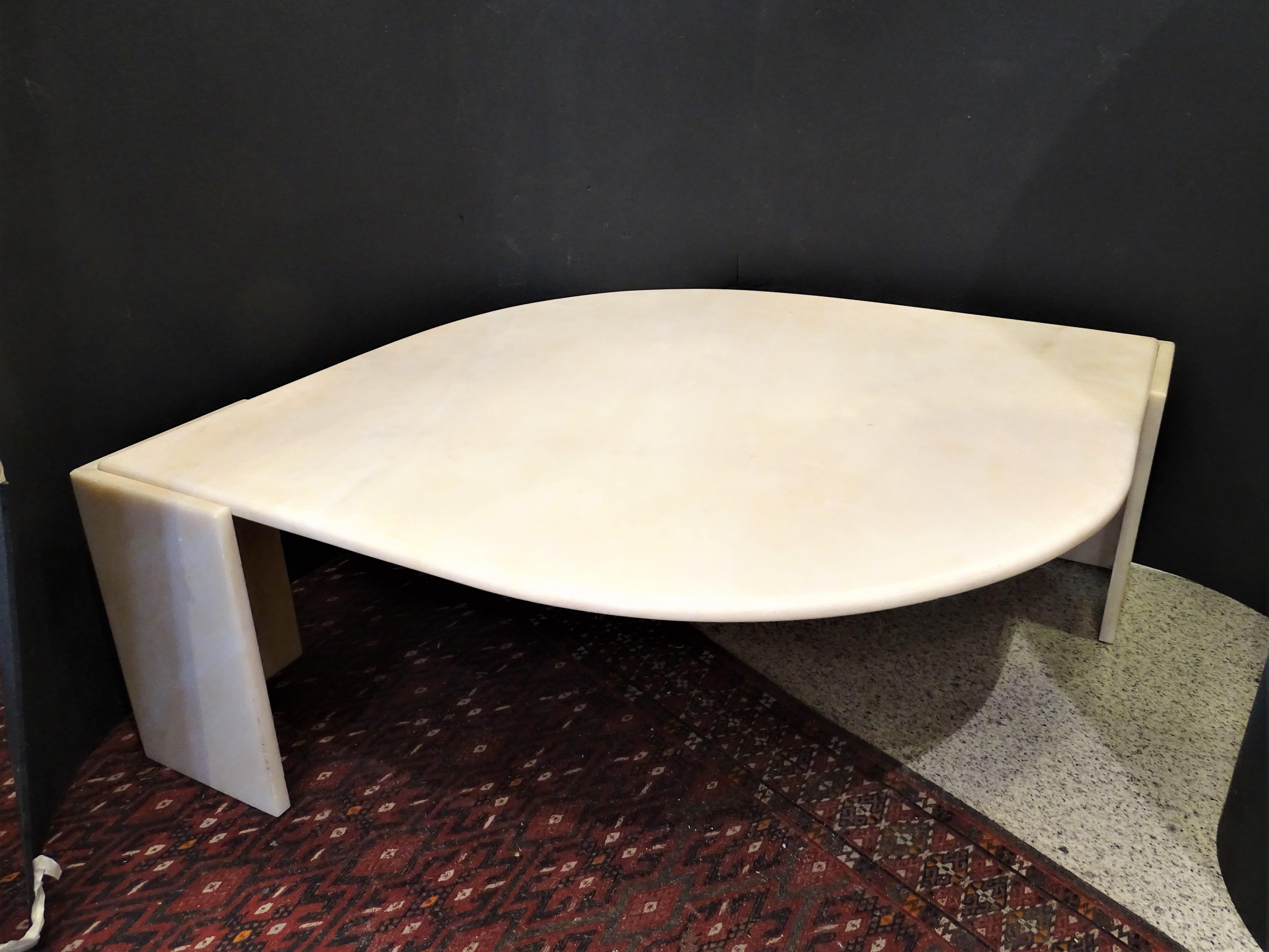 Amazing coffee table, French design, by Roche Bobois 1970s. Made with travertine marble.
It has a big central piece in  tear -shiped and Two pieces at the ends supporting it 

Midcentury design known as 