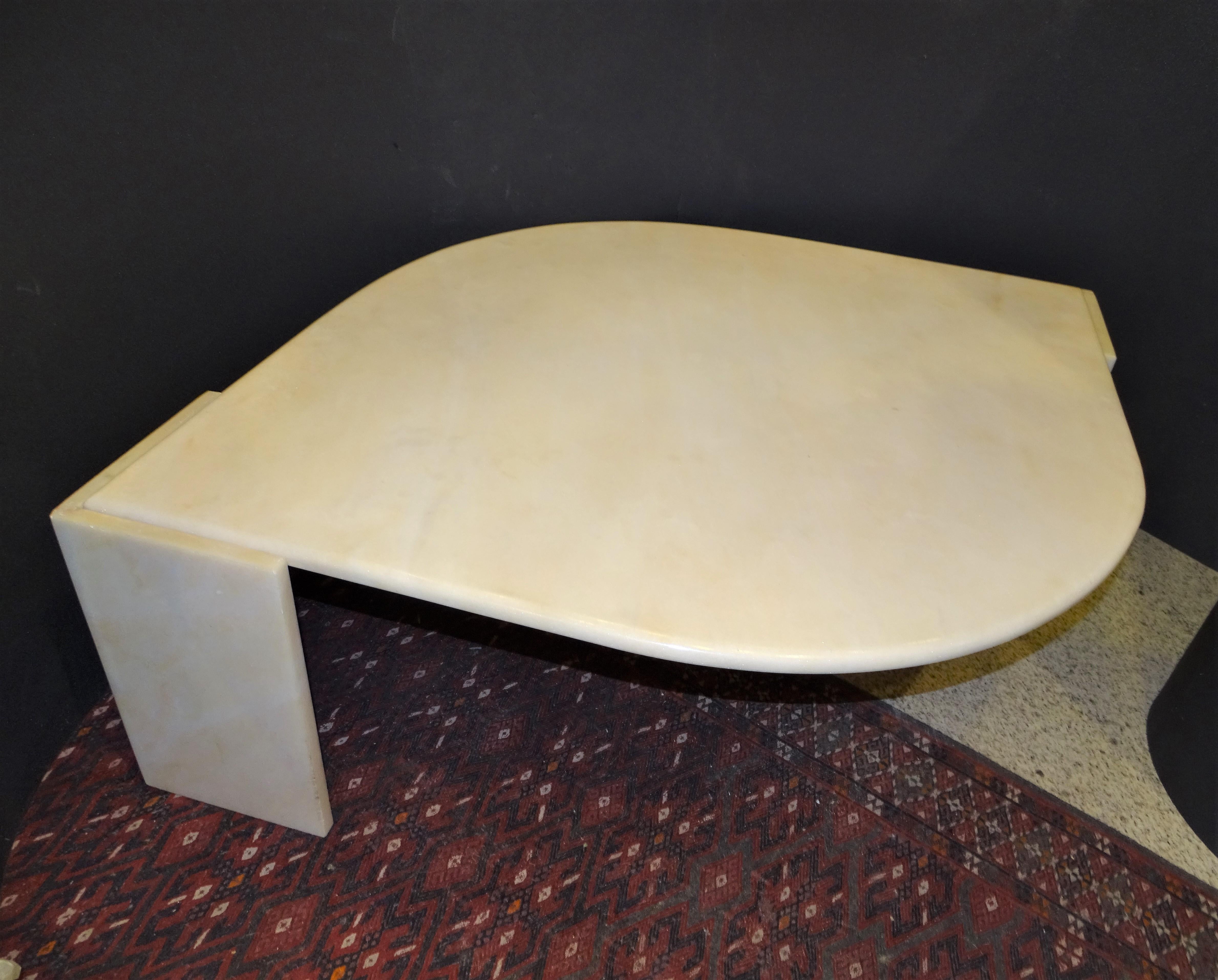 Mid-Century Modern Table basse en marbre beige français Roche Bobois des années 70, table centrale