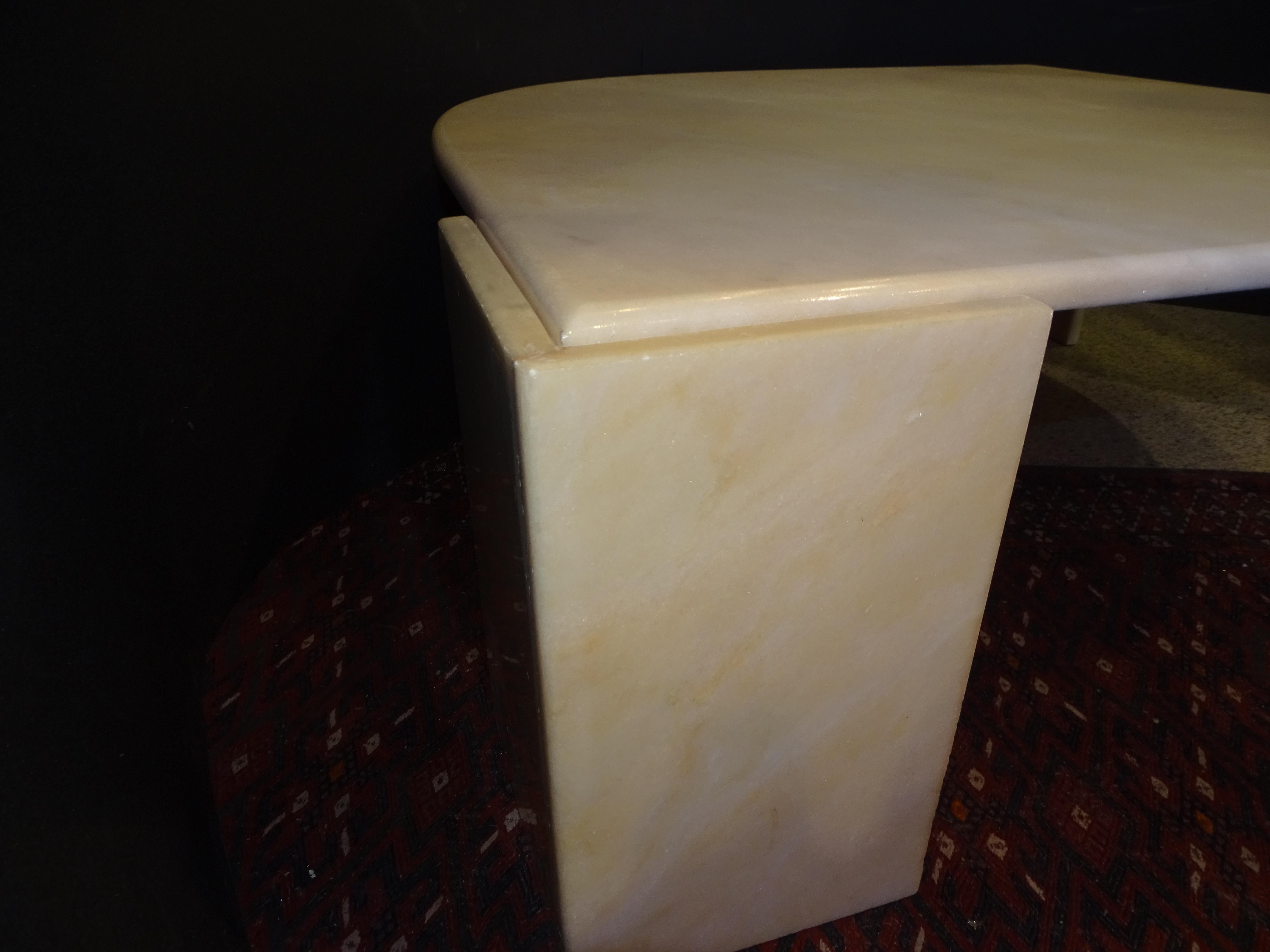 Fait main Table basse en marbre beige français Roche Bobois des années 70, table centrale