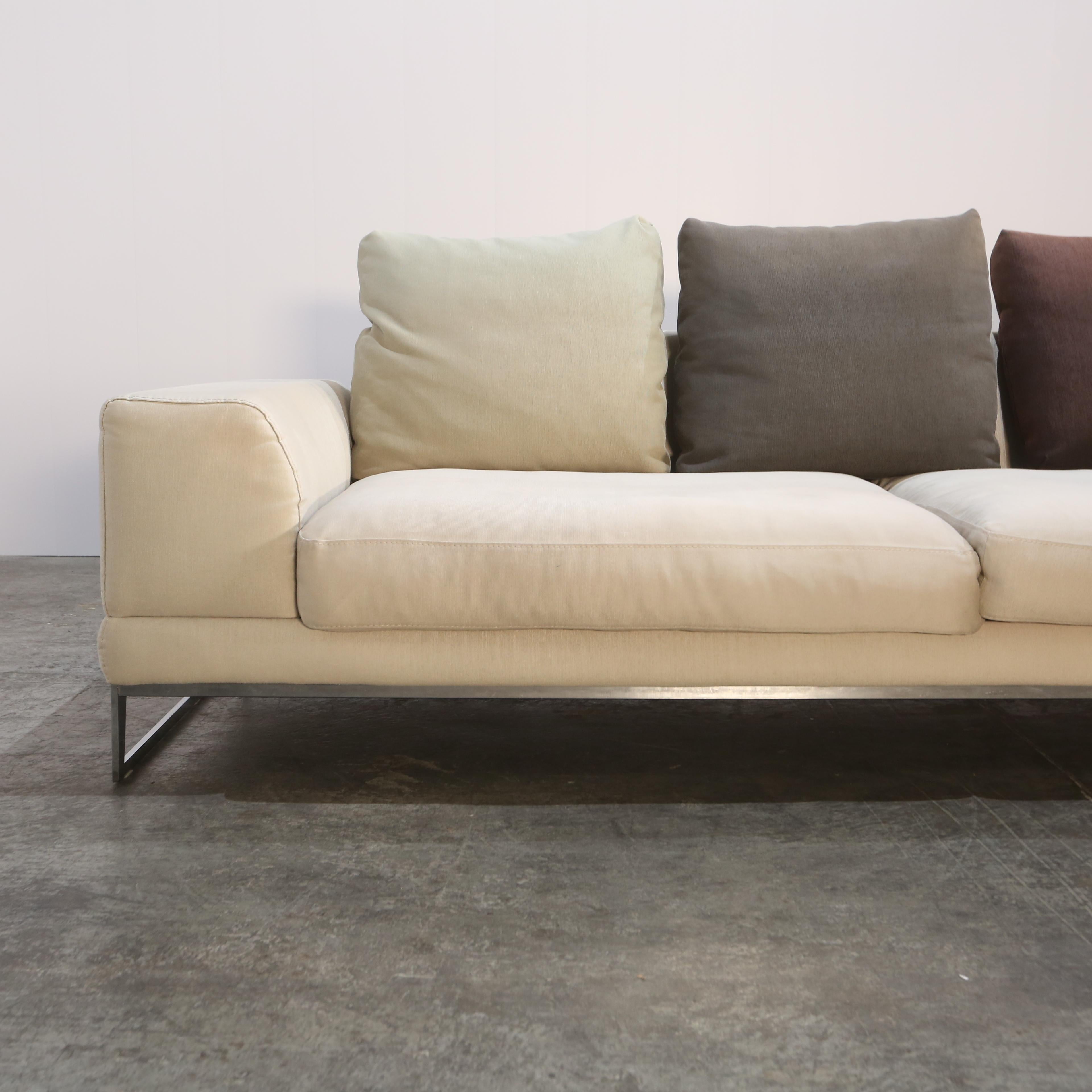 Te presentamos el Sofá Agami de Roche Bobois, un complemento impresionante para cualquier salón moderno. Fabricado con materiales de la más alta calidad, este sofá tiene un diseño elegante y contemporáneo que es a la vez elegante y cómodo. Los