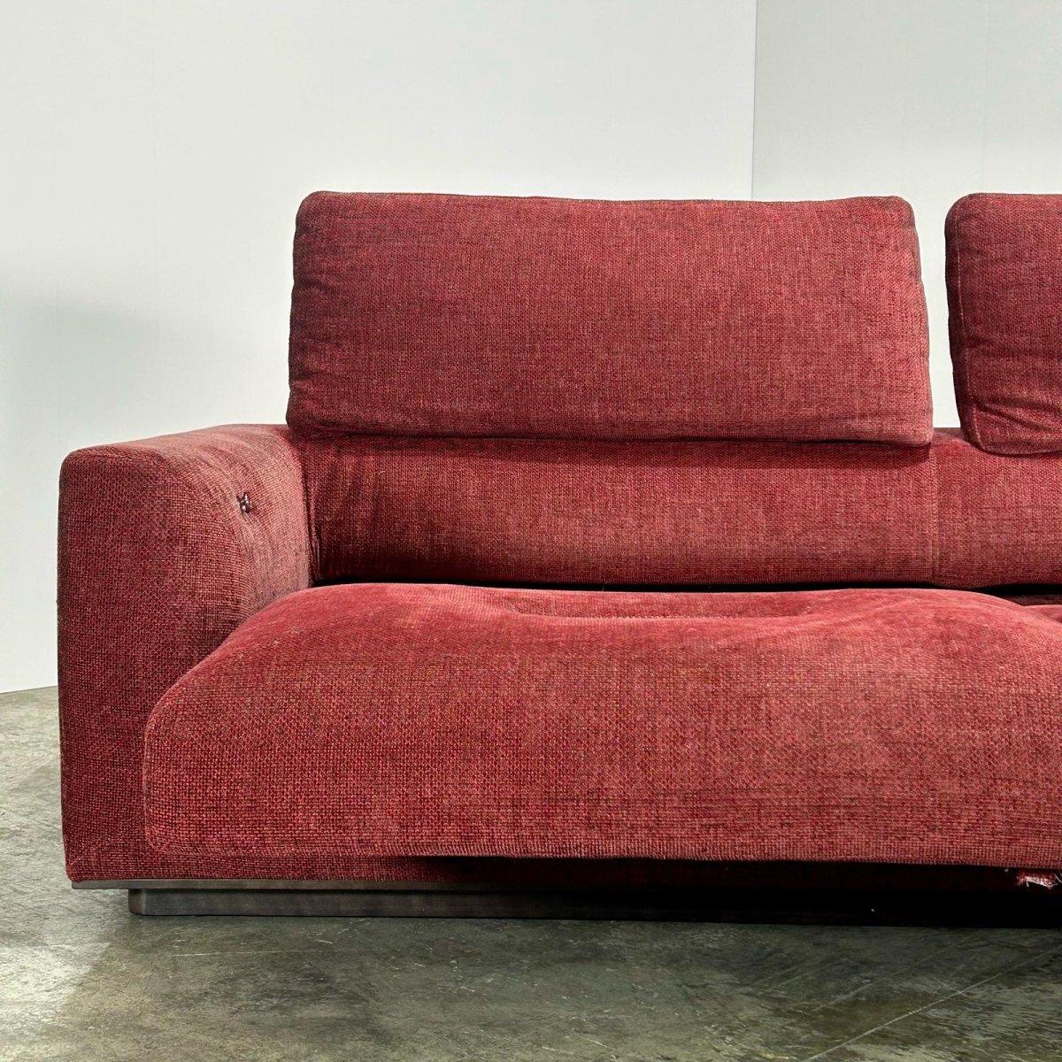 Voici le canapé trois places Alchimie de Roche Bobois, une addition étonnante à tout espace de vie. Fabriqué avec des matériaux de la plus haute qualité, ce canapé affiche un design épuré et moderne qui respire le luxe et la sophistication. Les
