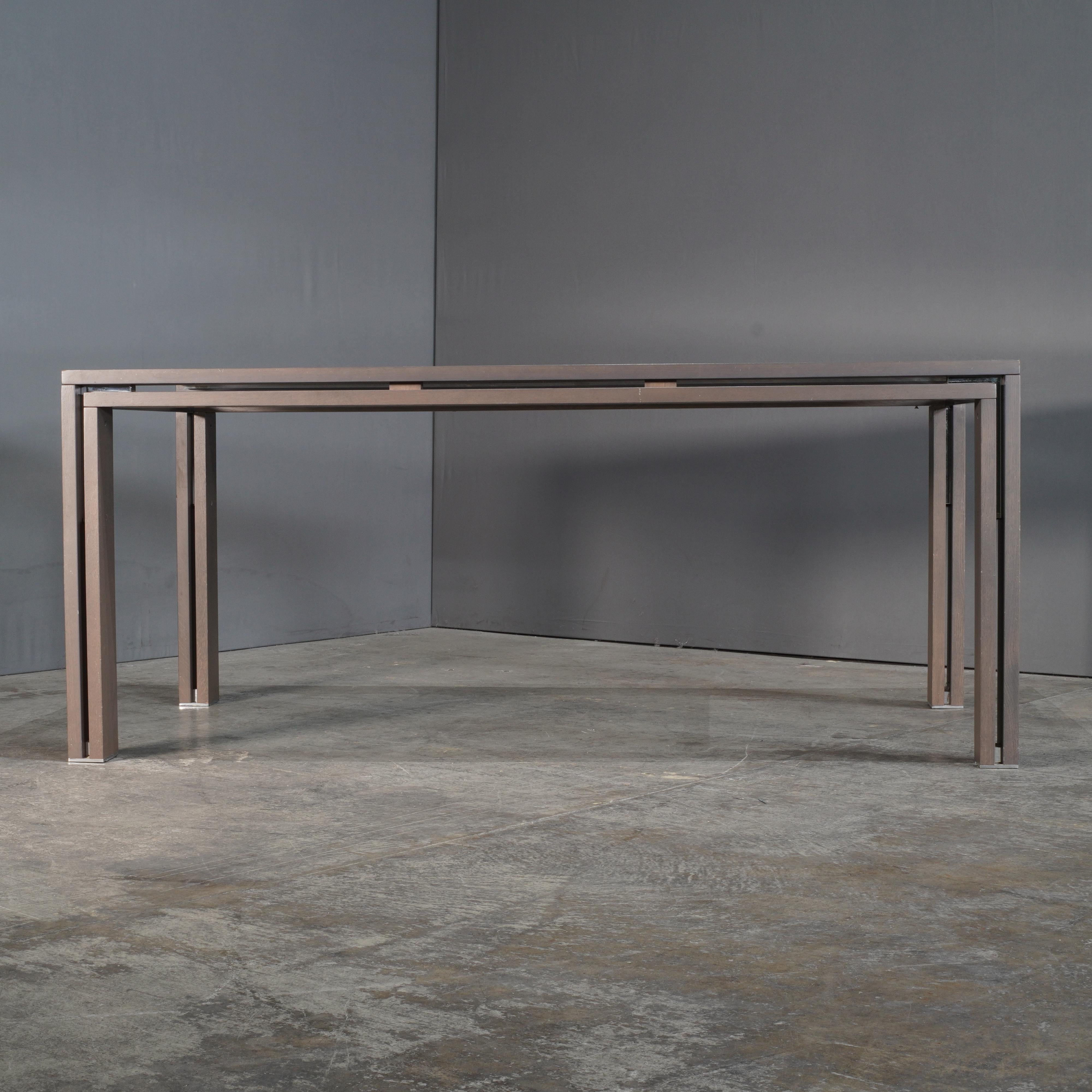La table de salle à manger Roche Bobois Anthracite et verre fumé est d'un raffinement et d'un minimalisme modernes. Dotée d'une élégante structure en métal anthracite, la table est surmontée d'une étonnante surface en verre fumé qui offre une