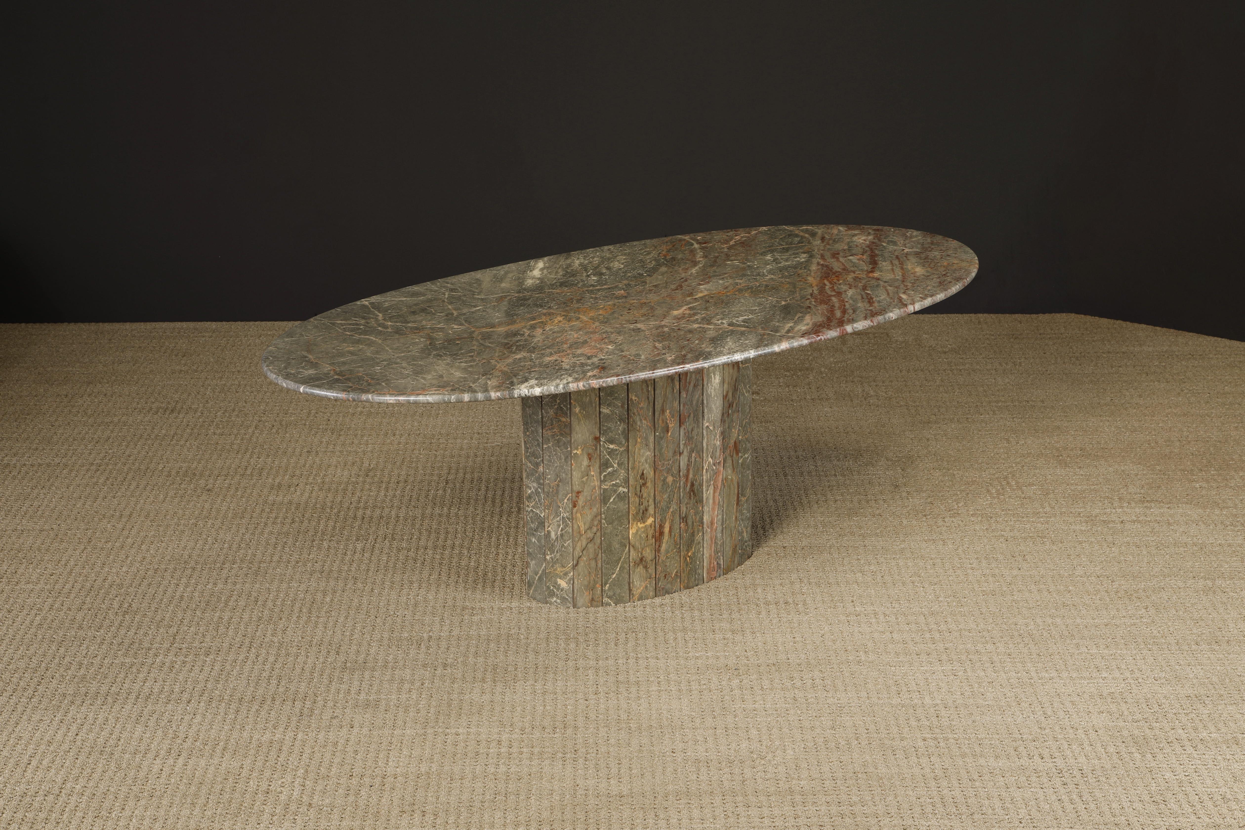 Roche Bobois zugeschriebener Esstisch aus rosa und grauem Marmor, ca. 1980er Jahre (Moderne) im Angebot