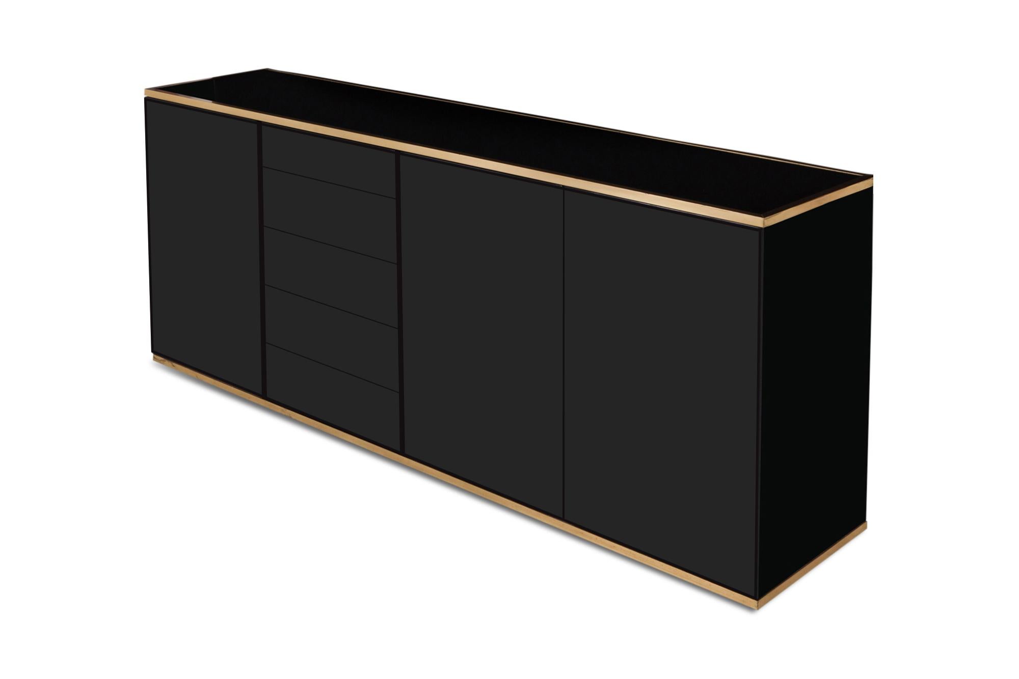 Black lacquered Minimalist Hollywood Regency sideboard
Manufactured by Roche Bobois, France, 1980s.

Brass detailing on the top and bottom of the credenza and on the inside shelves.

Measures: L 204 cm x D 45 cm x H 80 cm.

 