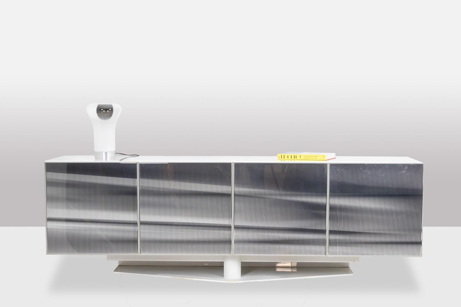 Roche Bobois, signé.

Buffet ouvrant sur la façade avec quatre portes à motifs 