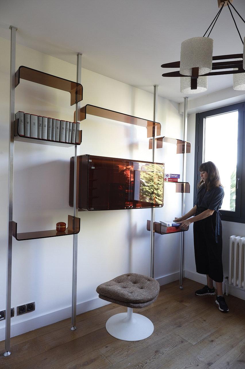 Roche Bobois bookcase in smoked brown Plexiglas made by the French designer Michel Ducaroy (1925-2009). The set is composed of four brushed aluminum uprights, seven shelves and a box opening with two doors and can take the function of a bar. The