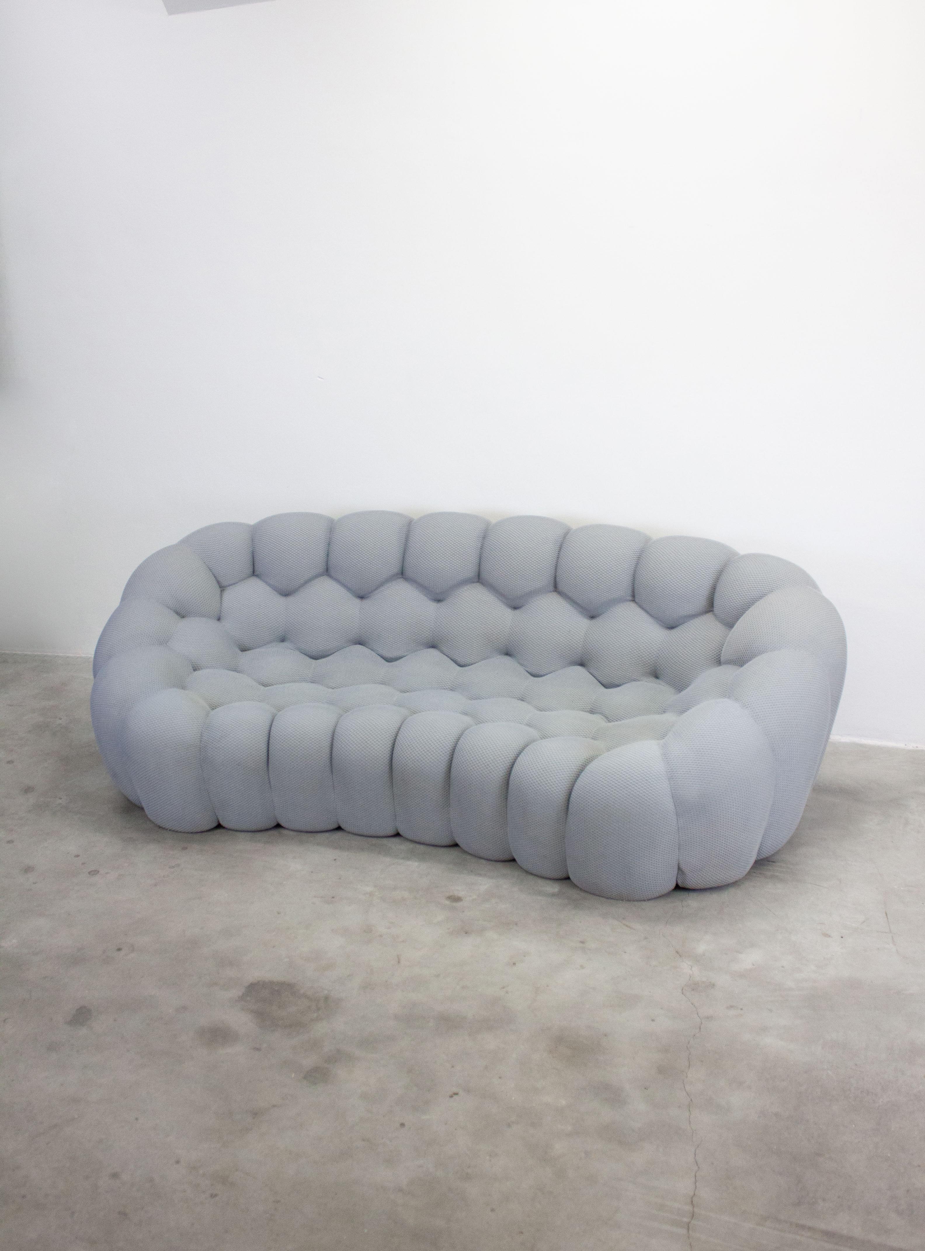 Das Bubble Sofa ist Ausdruck des Gleichgewichts zwischen Innovation, Funktion und Emotion. Das Design von Sacha Lakic, der eine Leidenschaft für Spitzentechnologie hat, wurde von natürlichen und mineralischen Formen inspiriert. Das Bubble-Design